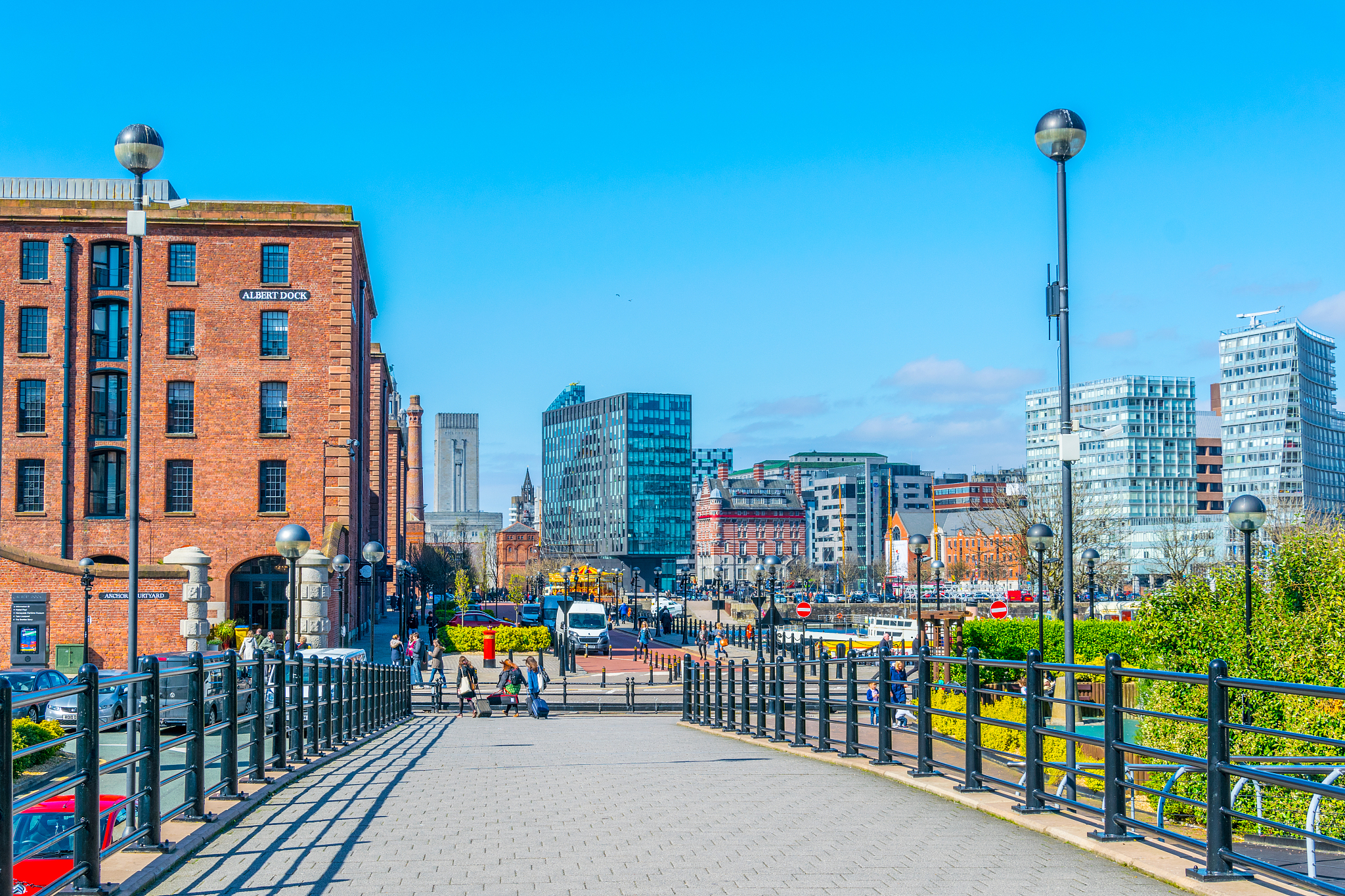 view of the business center of liverpool through albert dock, en