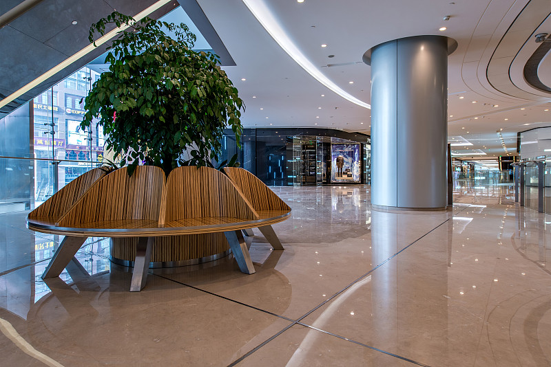 給我一個關於商業廣場二樓外擺區的建築及室內設計的文案該二樓外擺區是現代簡約與輕奢氣派的當中融合了傳統中式典雅與嶺南文化是半開放式的的類似傳統西關騎樓