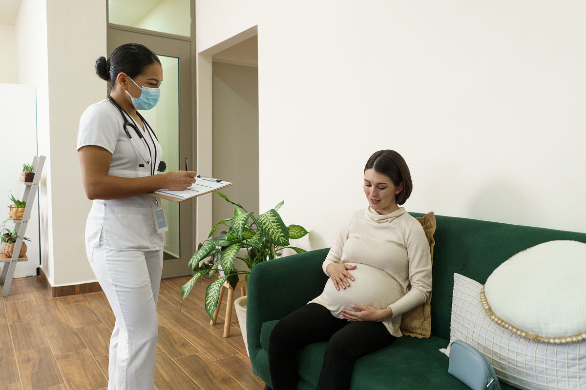 孕晚期快生了我婆婆来跟我一起住了很憋屈怎么办？
