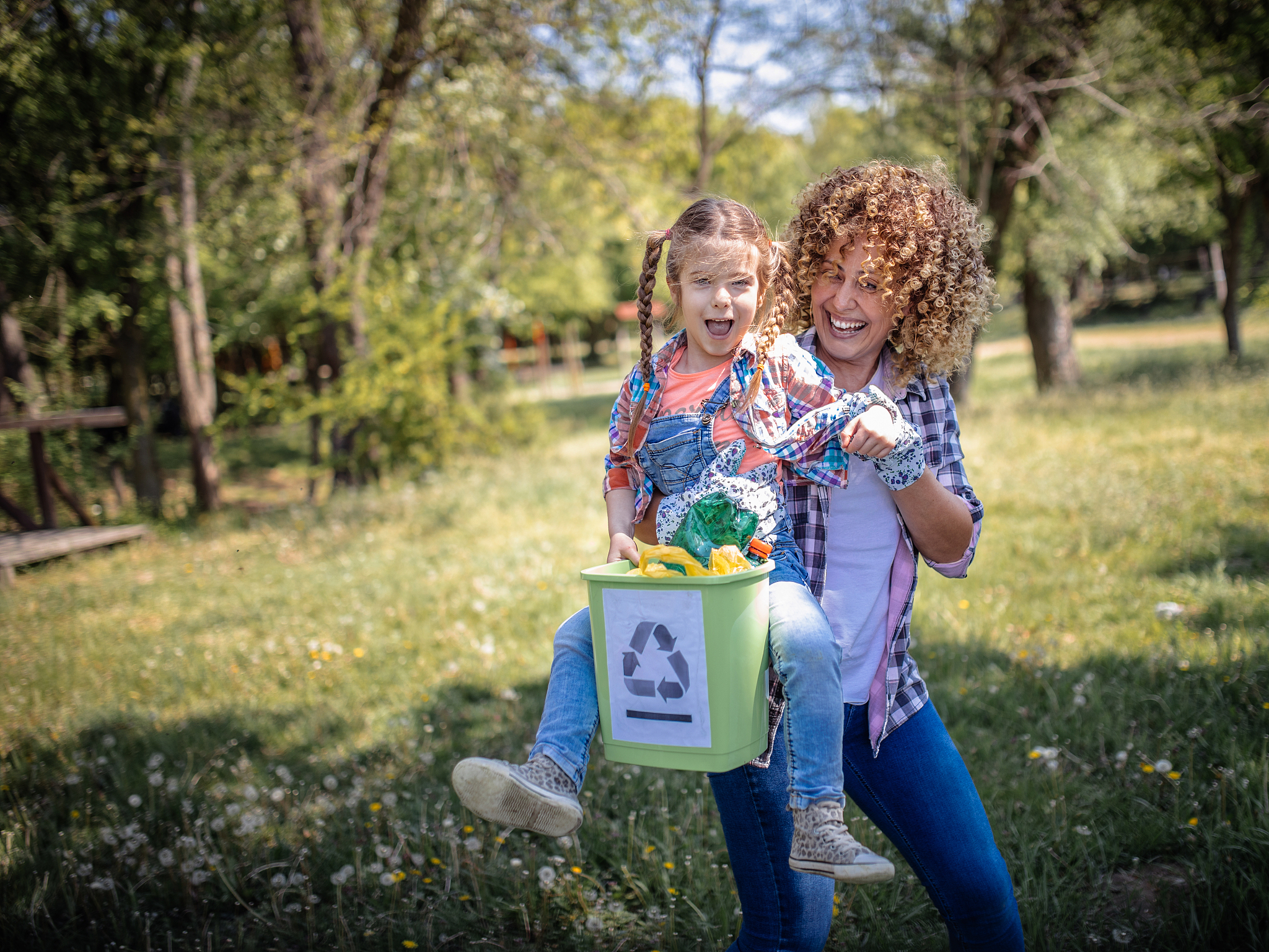 中国青年一代的责任感体现：家庭、社会、环境、创新、教育