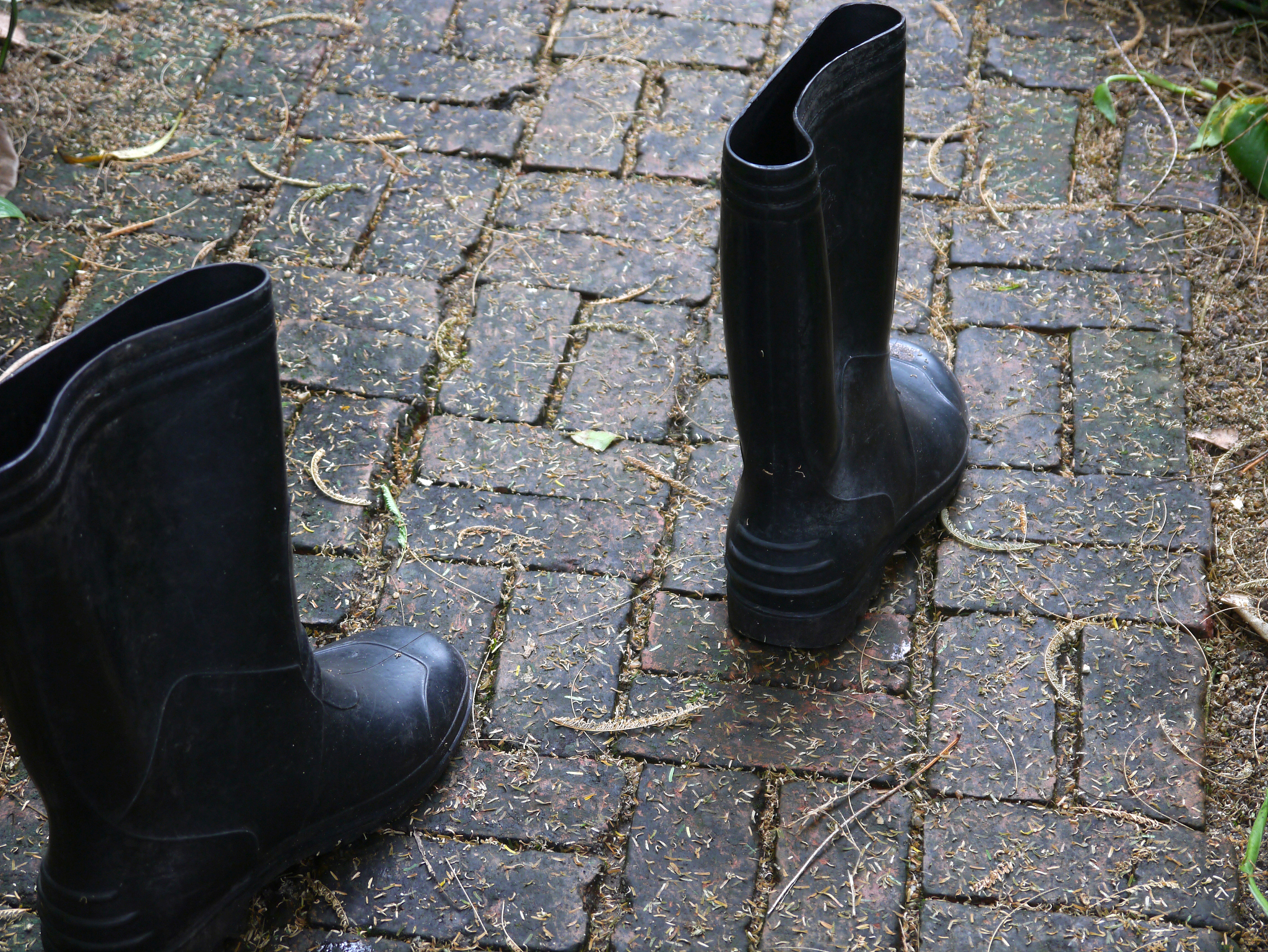 用英文写一段关于雨天雨鞋情人节促销标题以女性爱护自己为主题