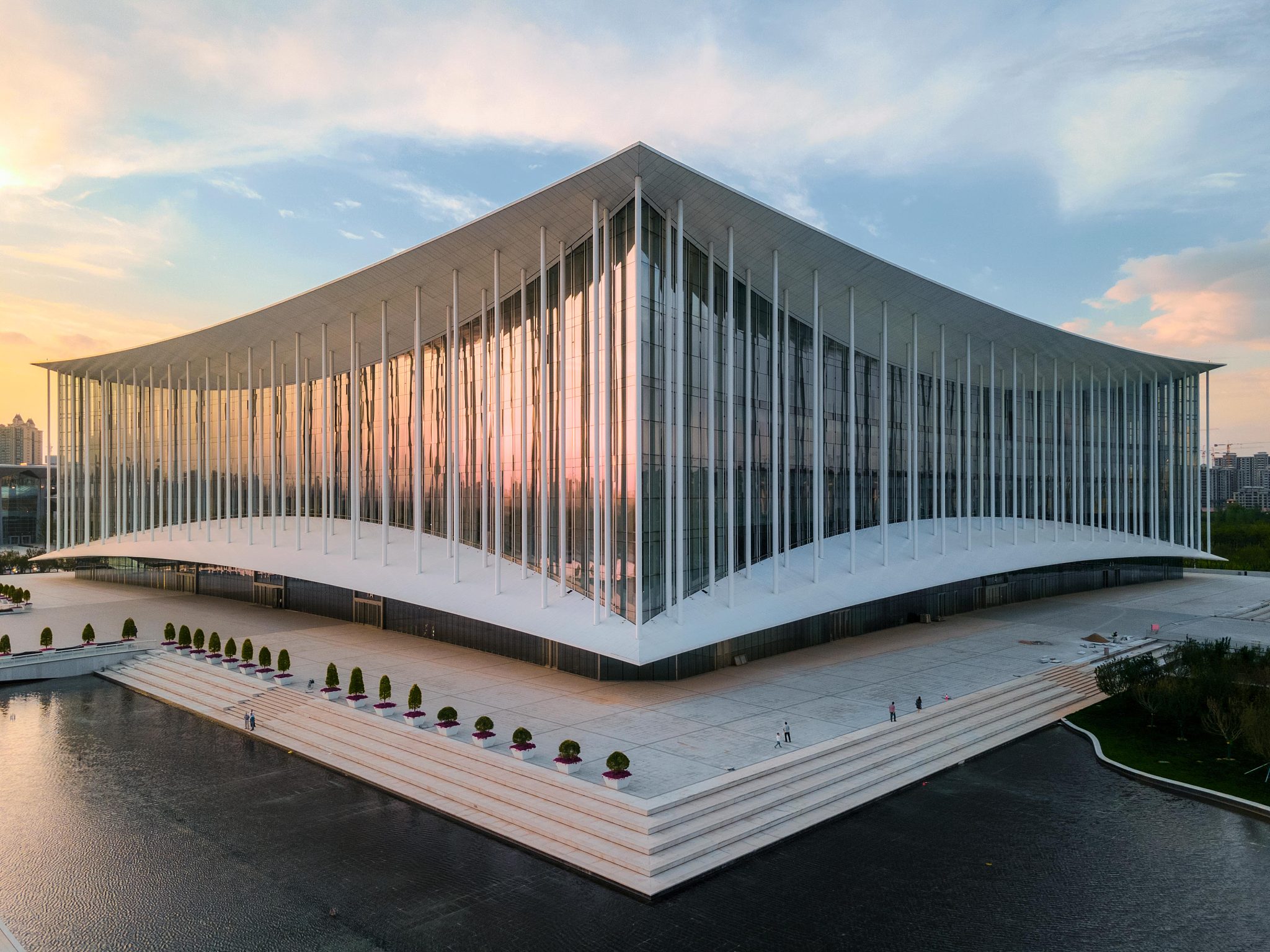 国家大剧院设计方案招标方式：公开招标