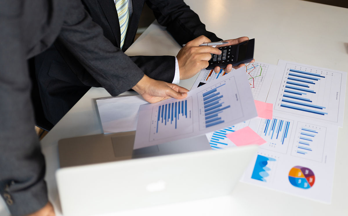 帮我把以下文字整理成会议纪要。从公司在大的方面从公司代理的角度上去思考。那我们缩小一点我们现在是要做整个BOE的一个战略。实际上我觉得这个战略其实一点它是整个就是说我们现在的关注的领域假如是面板那就是在整个面板实际上上一周你们开那个线上的有一个叫什么会后来发那个邮件那个叫什么？流程再造那么什么流程流程管理流程管理这个流程再造？流程其实固然非常重要不是流程它是这个这个东西呢其实华为本身也很很重视这个