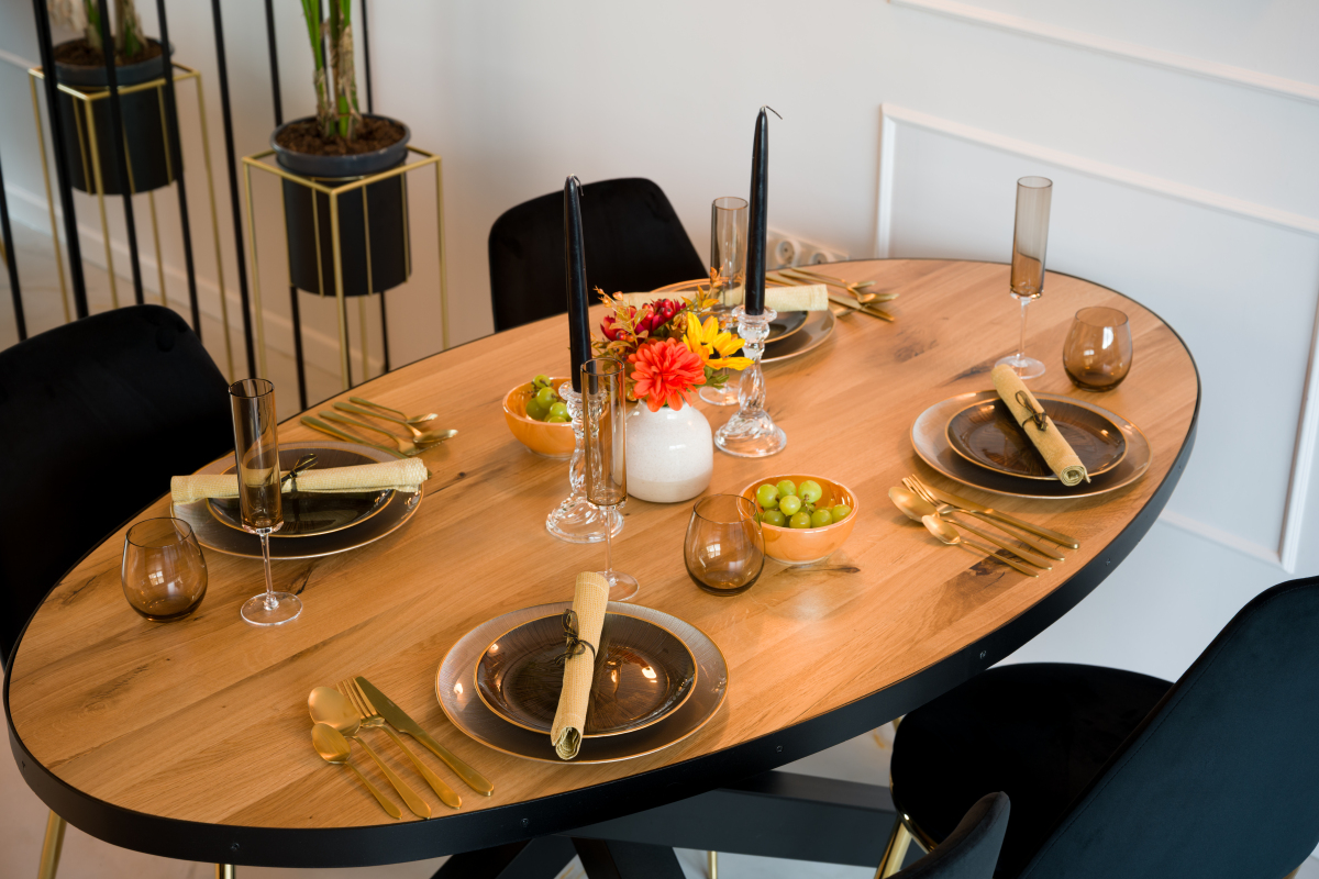 小型实木餐桌价格 - 1000元至5000元，品牌材质影响价格