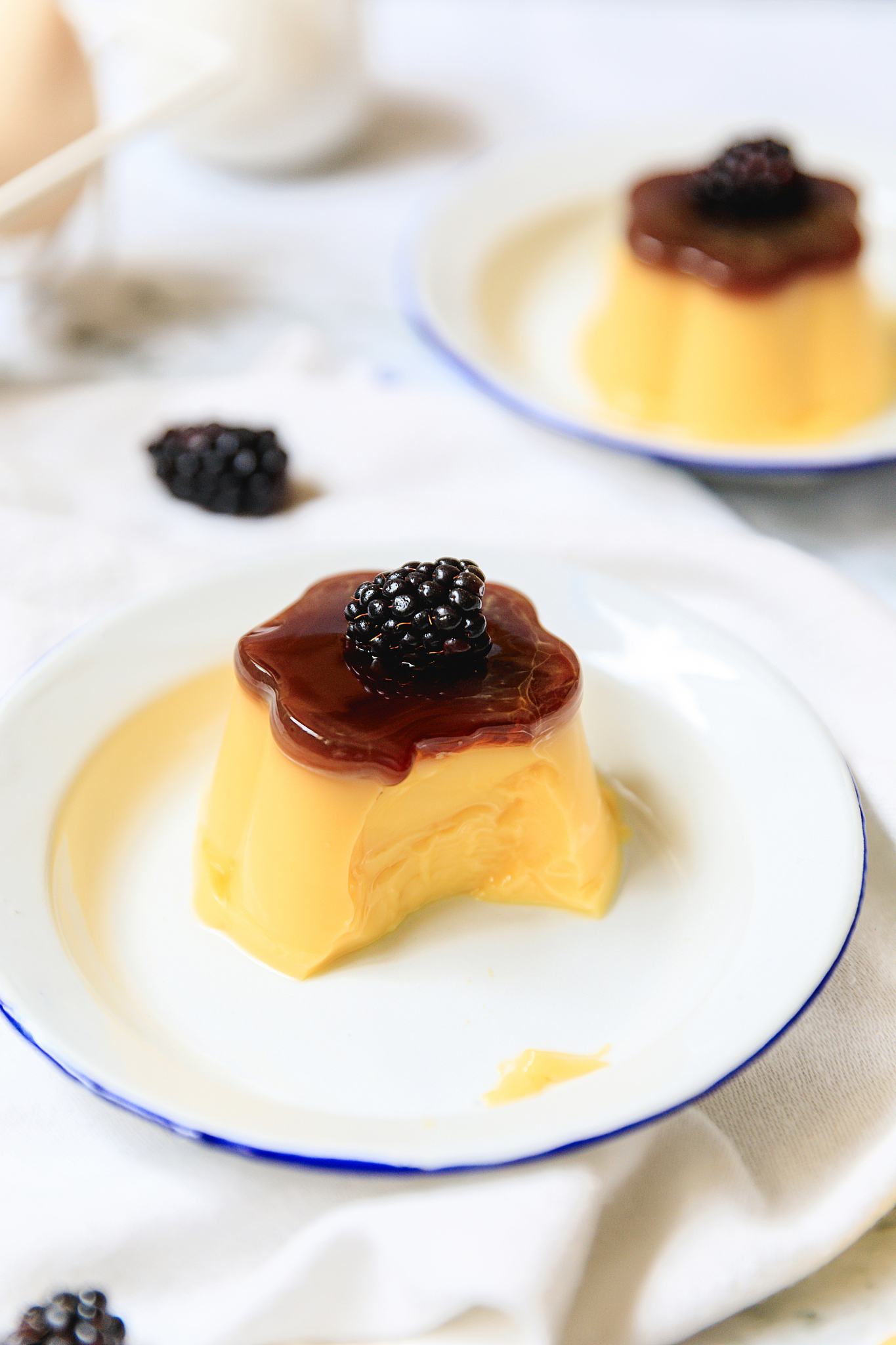 合成一个产品需要4个原料砂糖和多莉两个人都能进行合成砂糖合成时每合成一个产品时有25的几率返还1个原料多莉合成时每合成一个产品时有10的概率再获得一个产品请问雇佣谁进行合成更优？