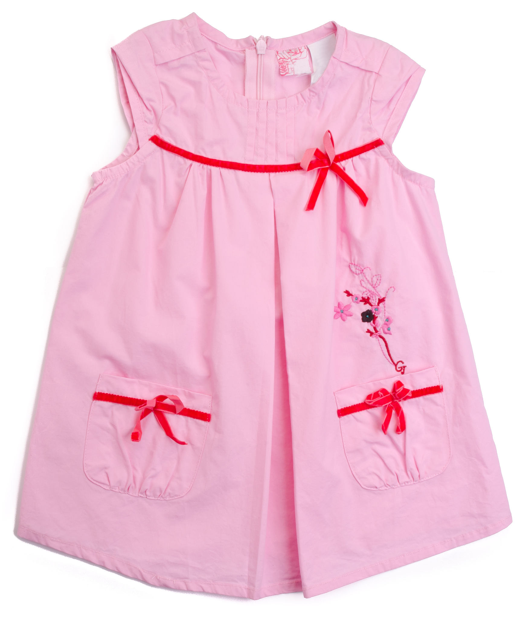 童装新品细节展现个性魅力：简约T恤、俏皮吊带裙、时尚格子裙