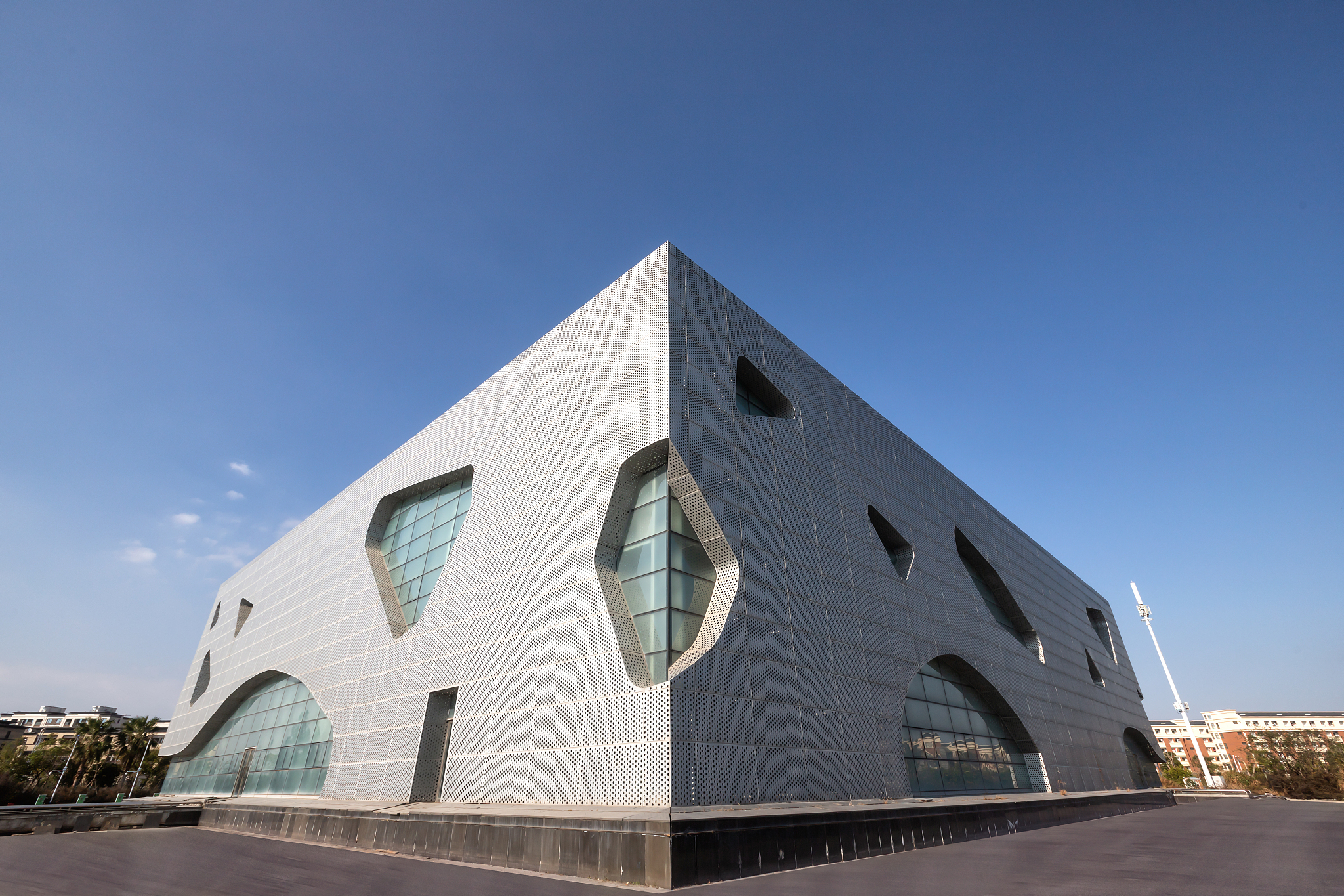 请将这段话全球化的快速建设发展使世界逐步走向均质化的道路泯灭了各个地区的传统性和地域性随之而来的是无差别的单调世界。近年来由于追求校园的建设速度校园建筑的地域性特色正慢慢消失过于追求形式而忽略了地域环境无法与周边环境和谐共生。用另种方式描述可以改变语序使用修辞手法