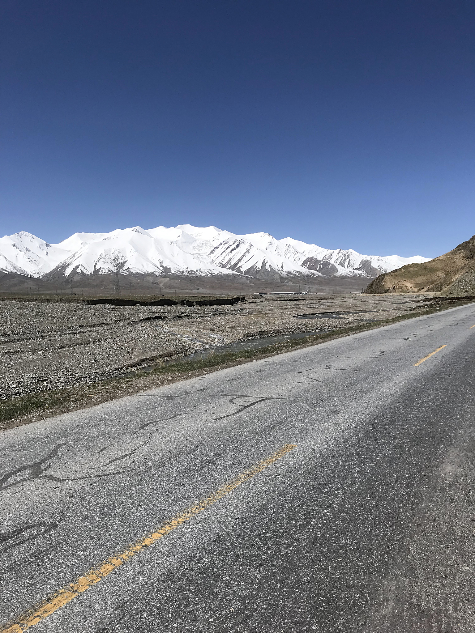 dirt road along qinghai-tibet highway