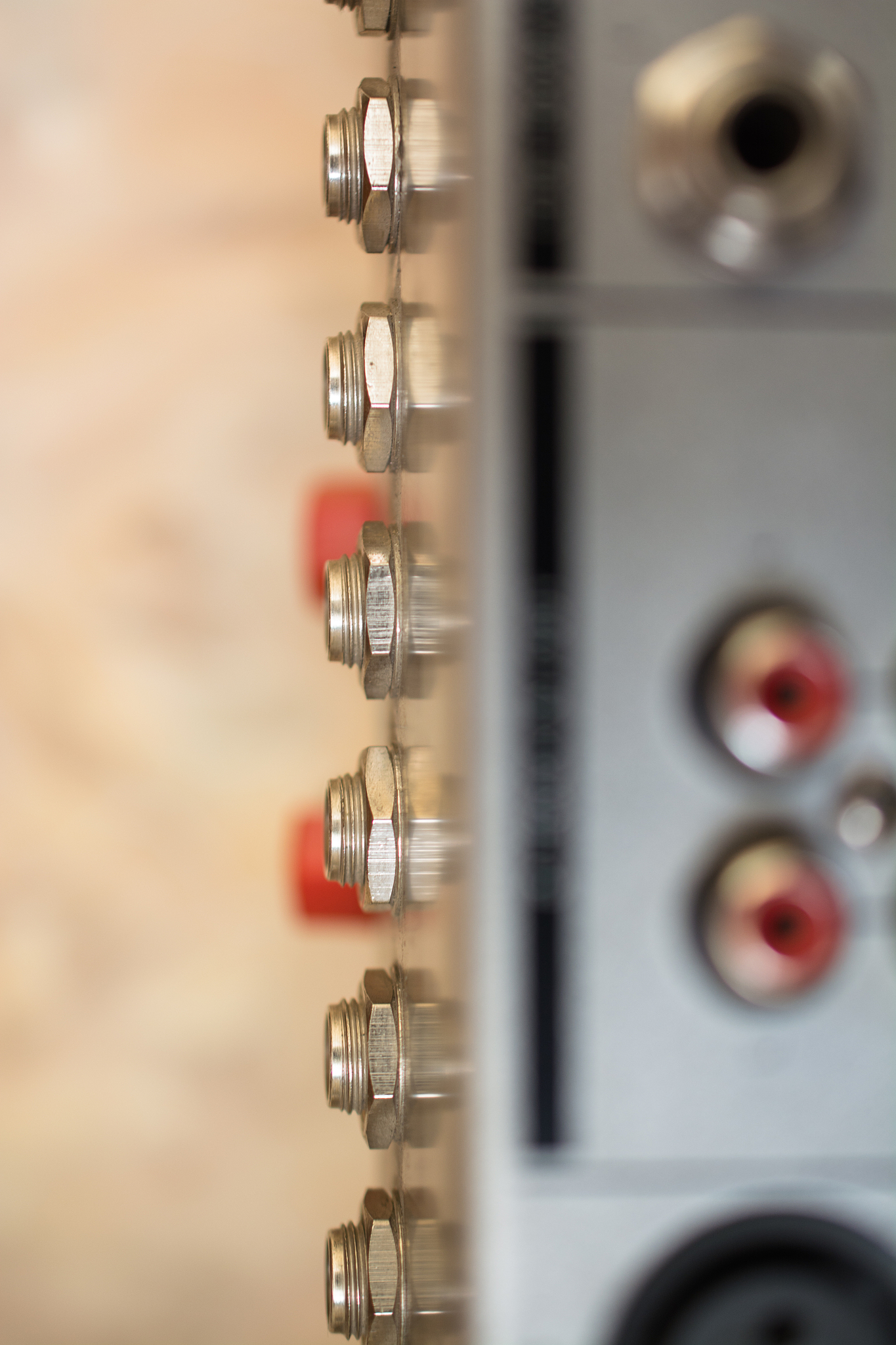 两个无线接收器 用分支器插入一个单声道音箱 我们是用乐器 声音变小 我用一个信号源输入声音正常 。我现在已经买到了分支器 怎么改造一下 ？ 不少于250字帮我描述