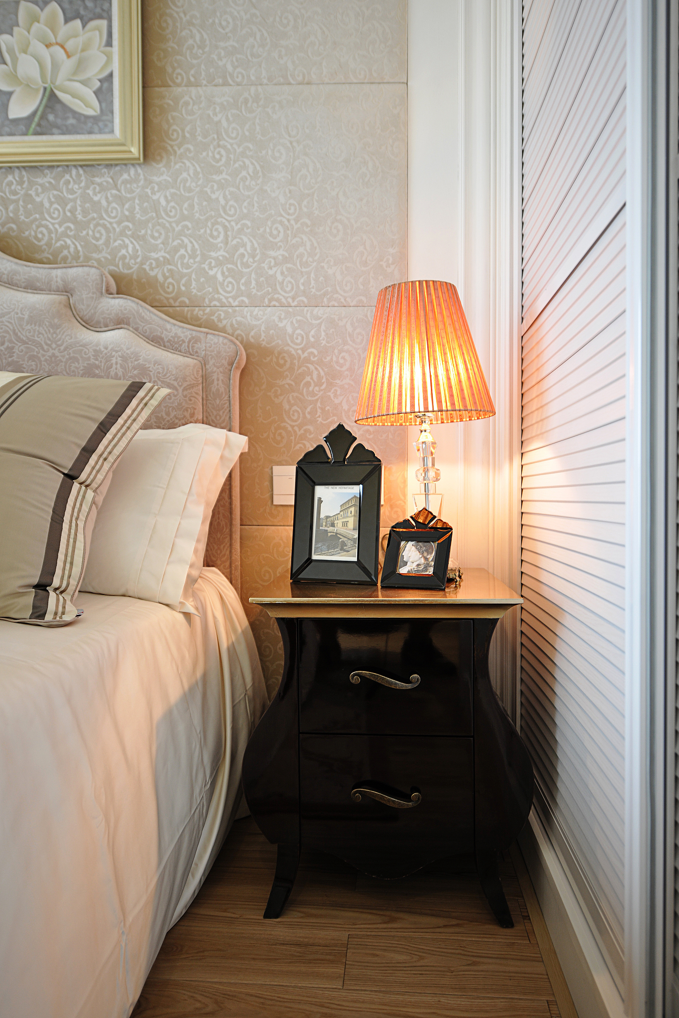 卧室小配件大作用：用小物件打造温馨舒适的家