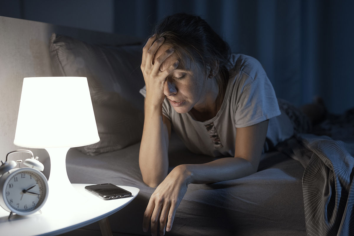 写一篇文章，关于 中年妇女失眠了解决办法，要怎么解决
