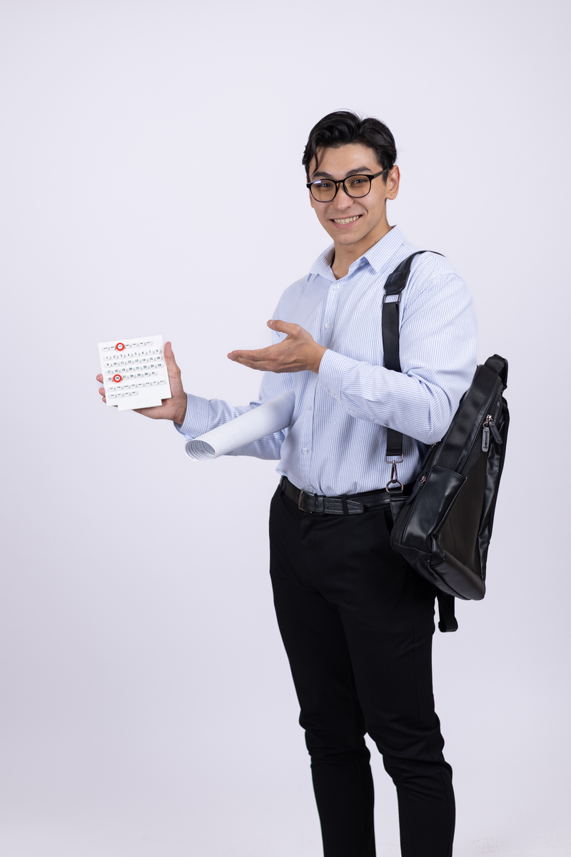 身穿白衬衫,背着背包,带着笔记本的男人