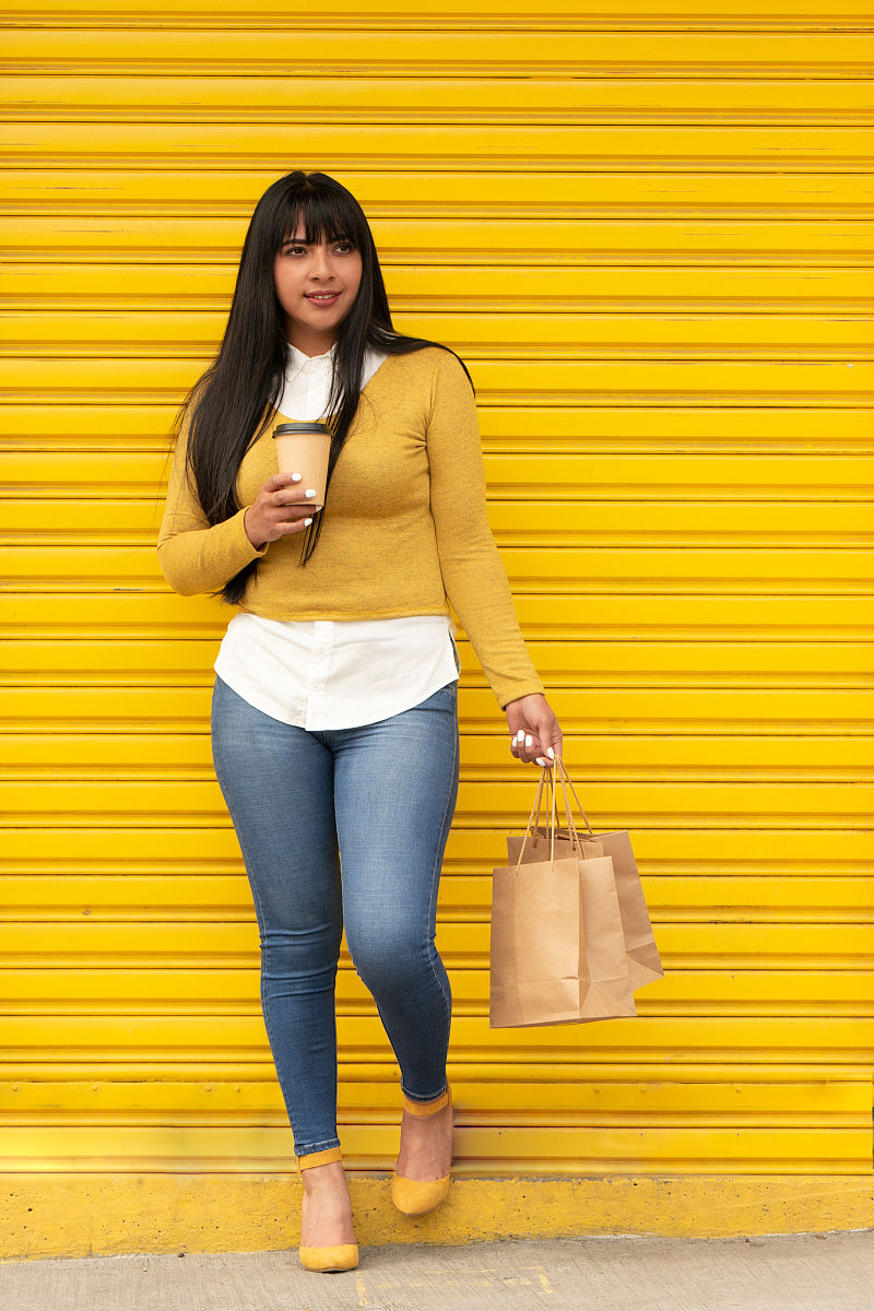 微胖沙漏型身材穿衣指南：显瘦显身材的颜色选择