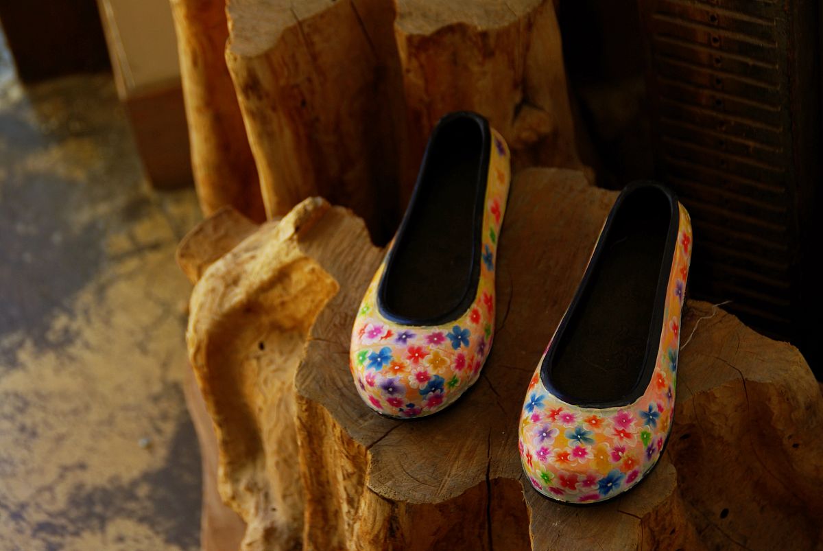 你是一个游戏达人熟悉各类游戏攻略、游戏解说并了解最新的游戏资讯我希望用你的专业知识帮助我解决一些游戏攻略相关的问题并已文章的形式呈现文章要做好问题关联细分并详细说明字数最好不低于1000字。现在有这么一个标题：《命运方舟》星辰护卫第一阶段打法攻略？特别注意在文章中不要出现首先、其次、最后、接下来、综上所诉字眼。