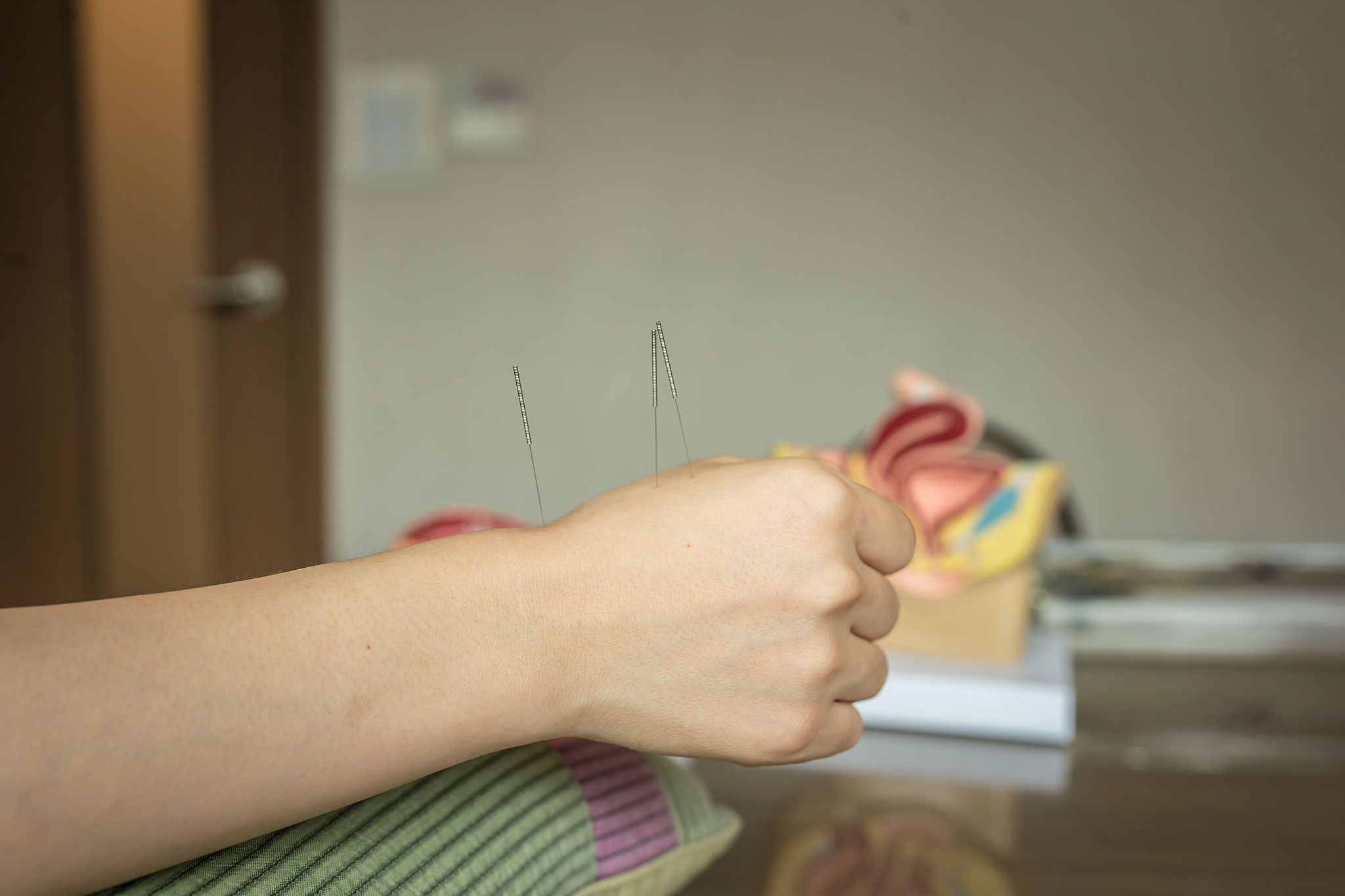 doctor in oriental medicine clinic diagnosing patient