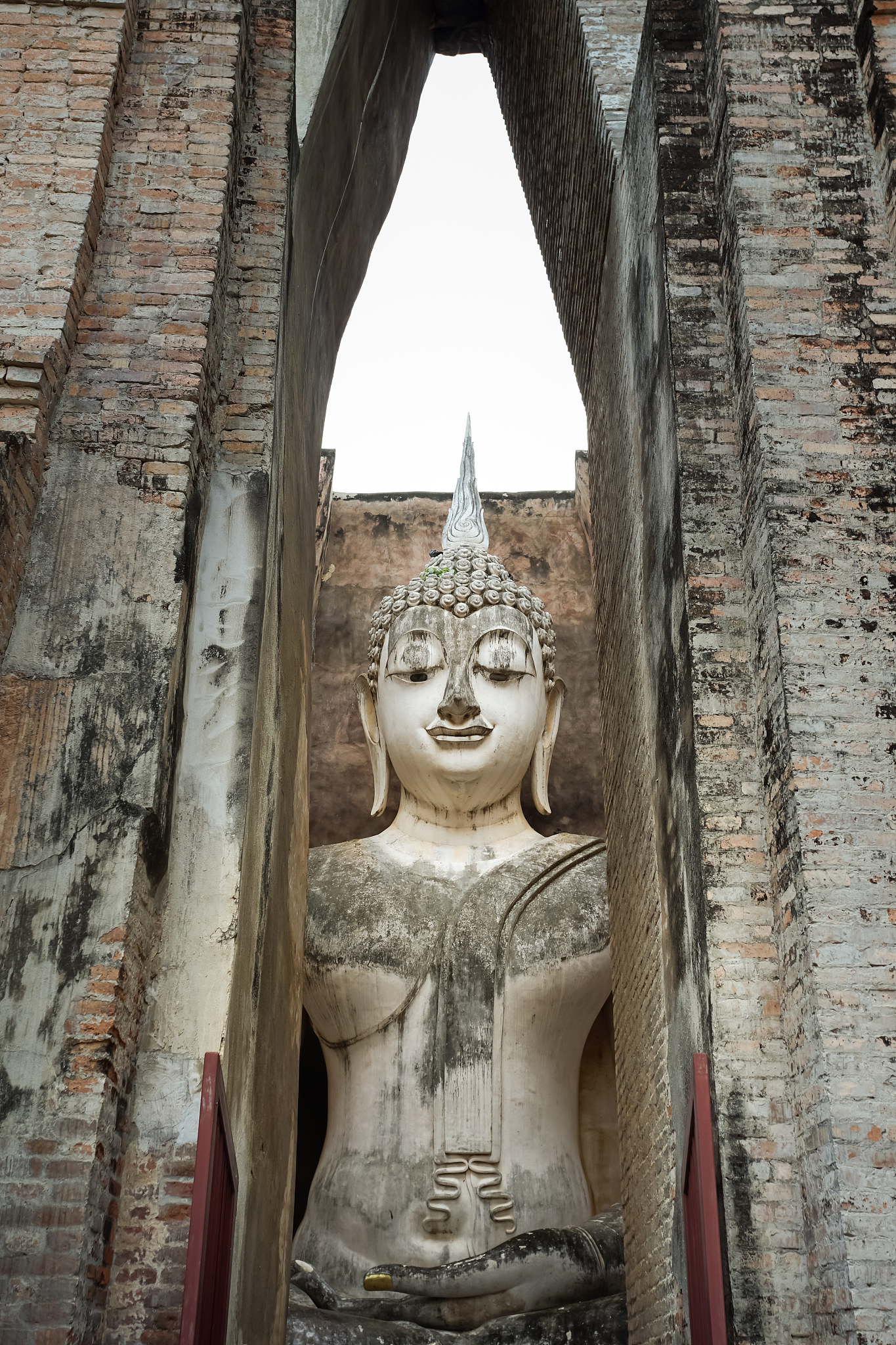 the big buddha phra achana in wat si chum