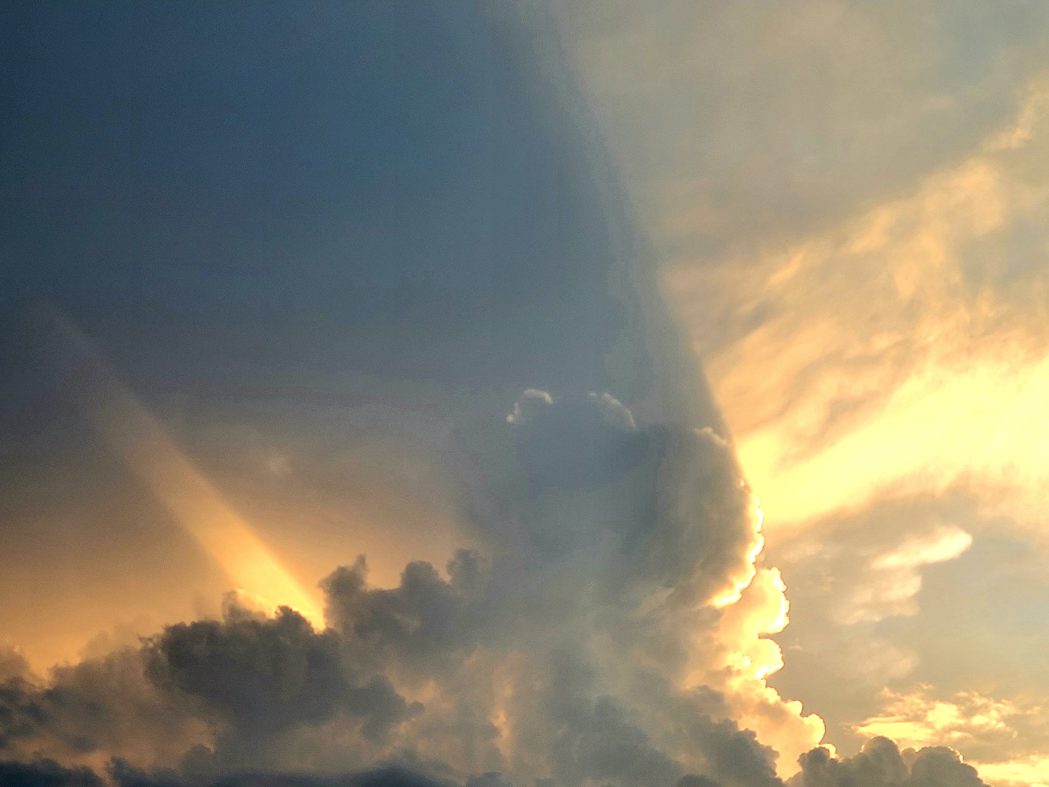 火烧云：黄昏美景背后的科学原理