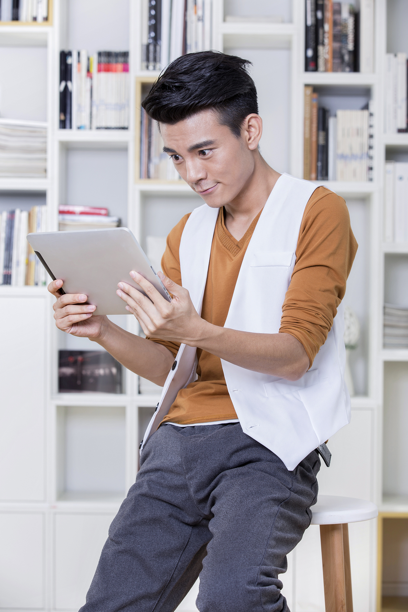 请模仿大学女生看到帅气男生时的想法