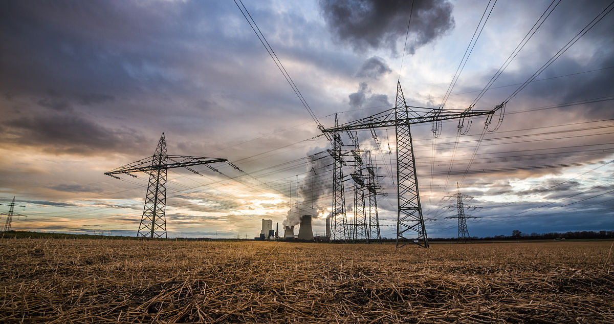 电能质量问题一直是供电领域的一个重要话题它的出现离不开电能质量问题的出现。此外伴随着系统及负荷的发展尤其是在电力市场化改革之后电能质量也出现了一些新的问题比如：电力市场中的电能质量定价、辅助服务、网络化电能质量在线监测及用户电力技术对电能质量的影响问题等等。不同种类的负载对电能质量有着不一样的敏感程度。如今在这个世界上涌现出了许多新型的信息产业这给电能质量带来了新的研究课题而信息电力技术就是其中的一个重要代表。请用中文把上面的内容换一种表达方式要求是不能与原句重复不能与上述句子有连续5个字重复。