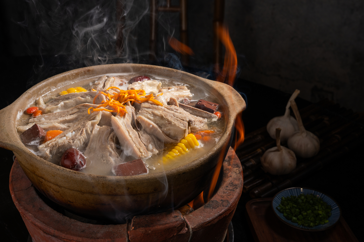 帮我写探店文案熬八年江南腌笃锅底里面有猪排咸肉莴苣笋的锅底