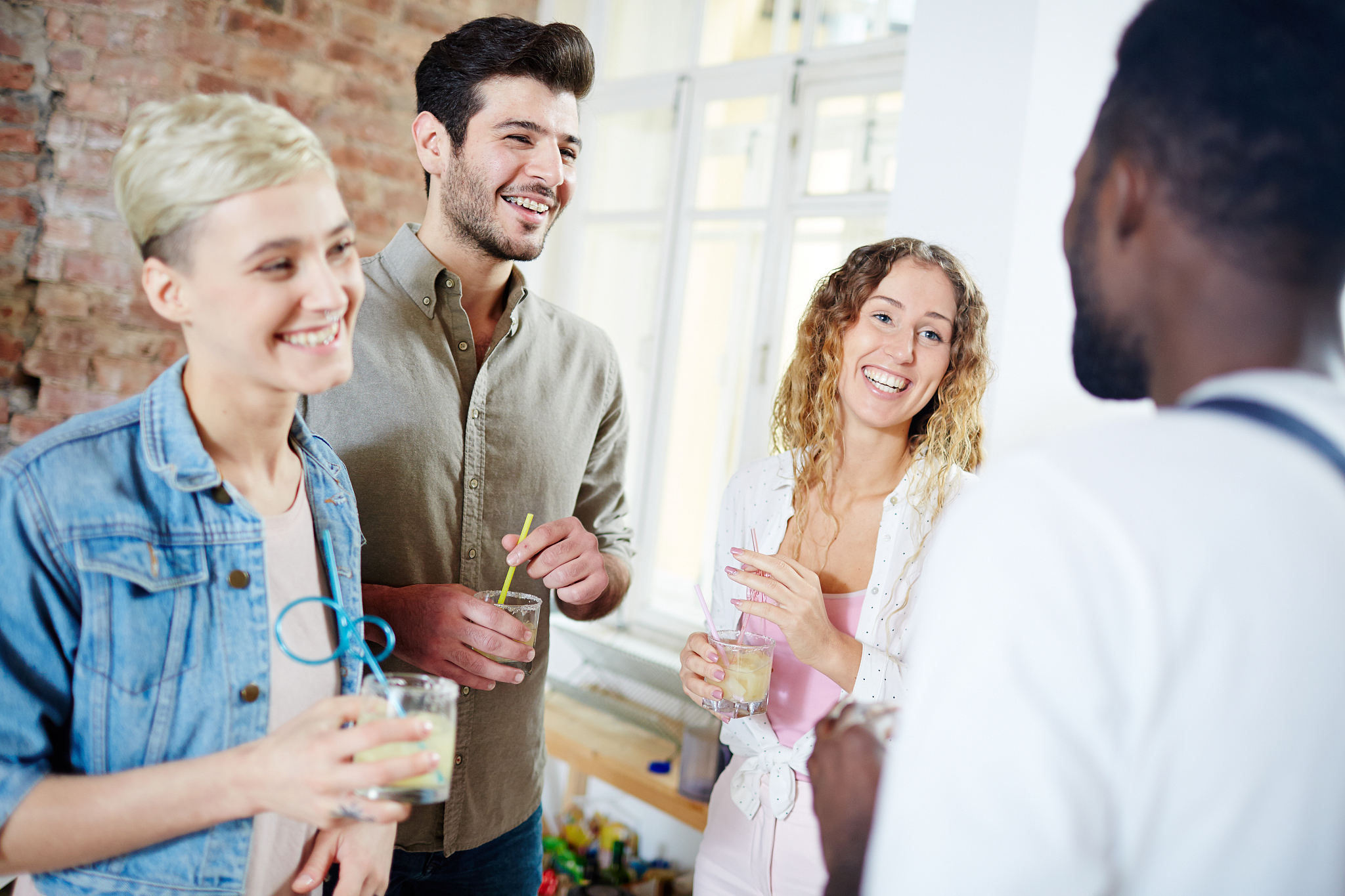 一见到好朋友就想笑为什么