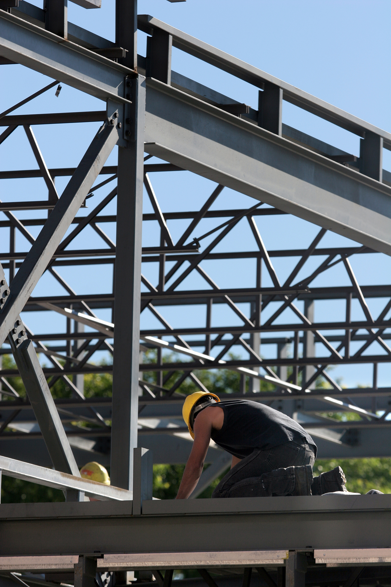 请围绕安全因素对土木工程专业论文题目进行拟题