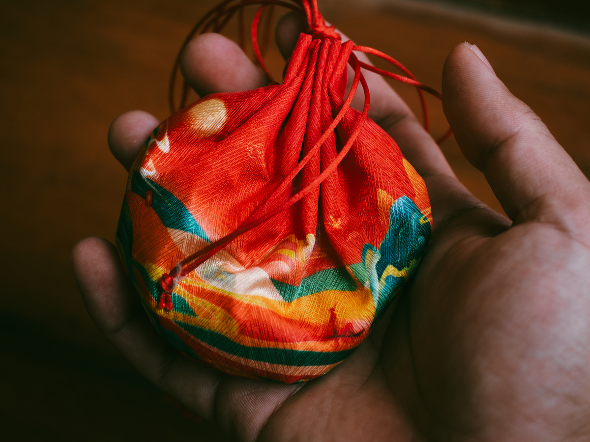 请扩写以下内容字数限制在800字以内：为庆祝2023年端午节哈哈公司内部举办了一场活动活动的主要内容包括包香囊、编织五彩手链等。