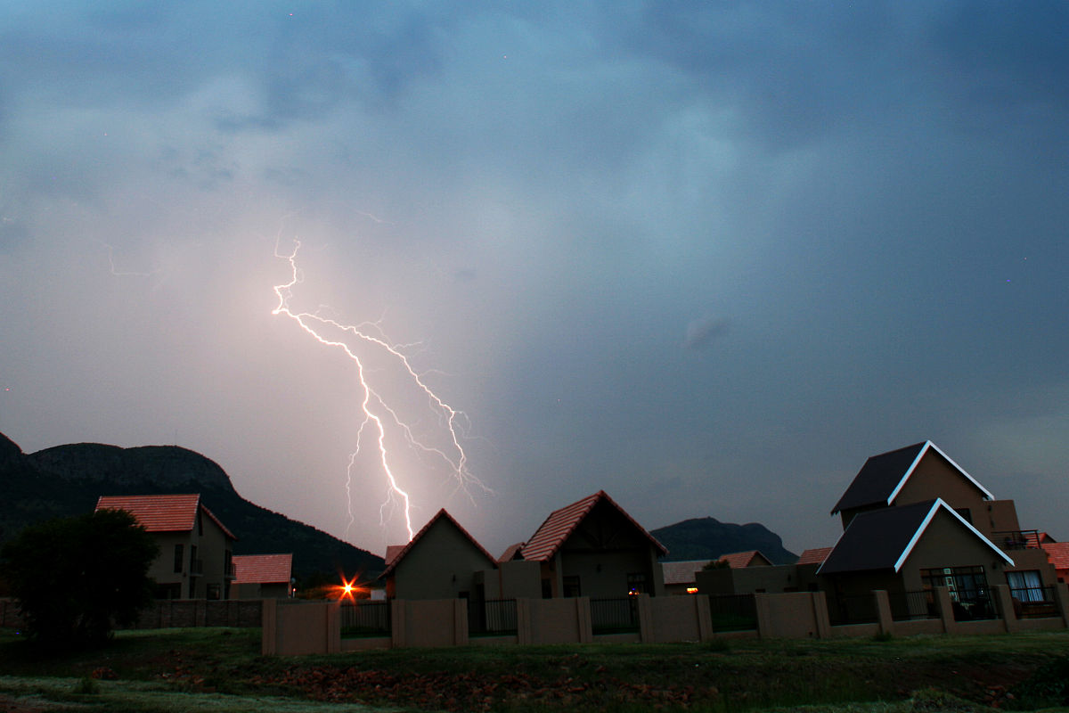 多重雷击的危害：火灾、电力系统受损、电子设备损坏和人身安全威胁
