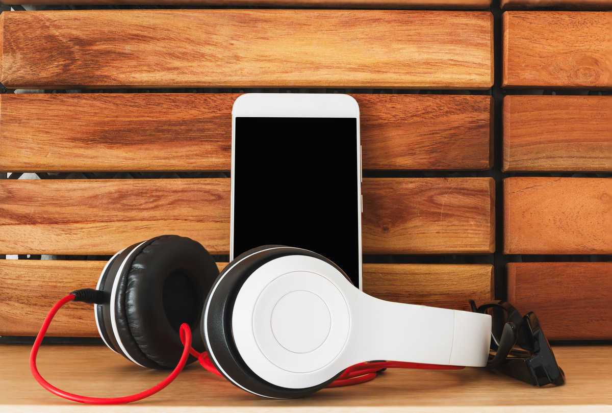 蓝牙耳机哪个牌子性价比最高预算100-200元左右学生党求推荐？