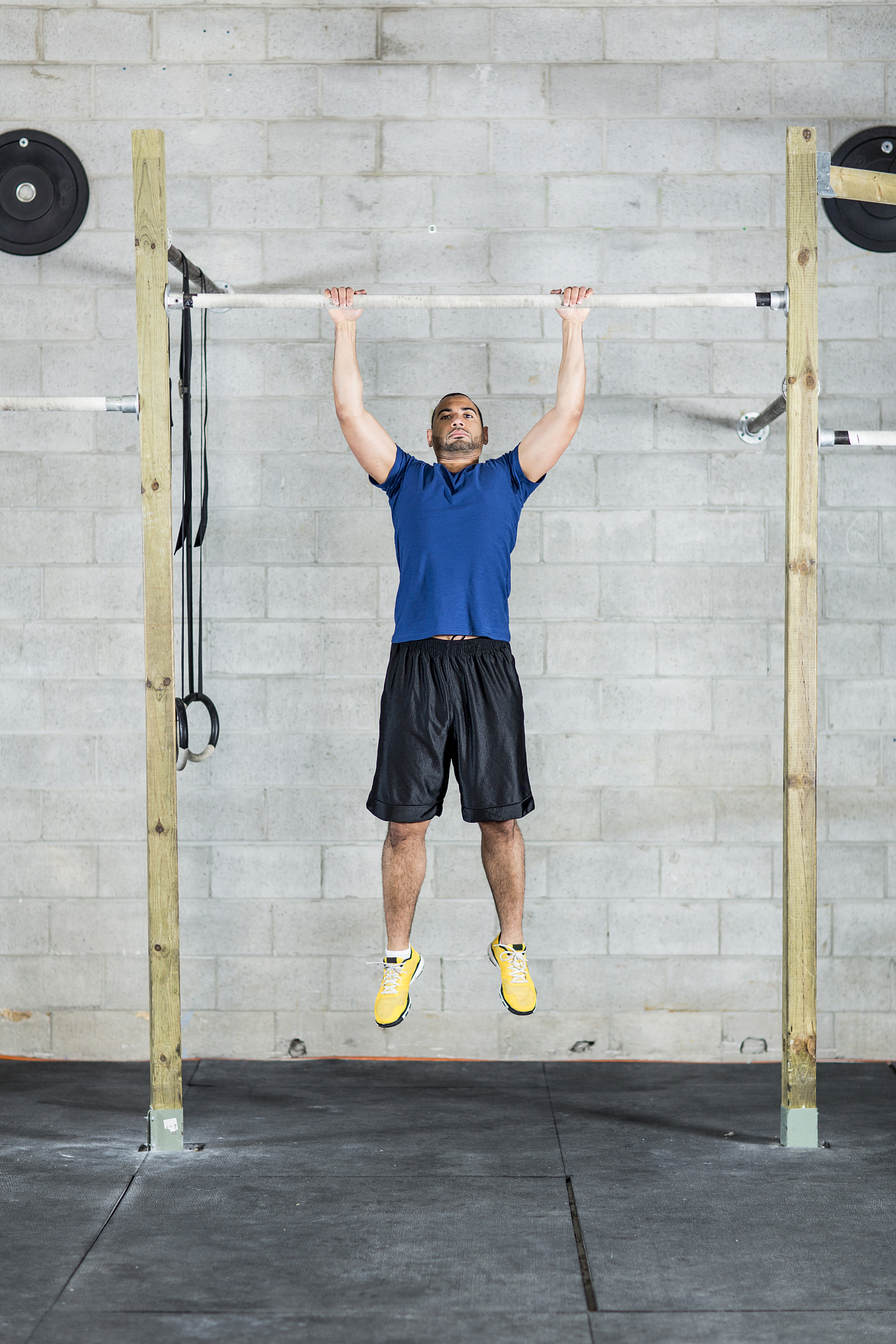 渺渺上体育课抓着单杠做