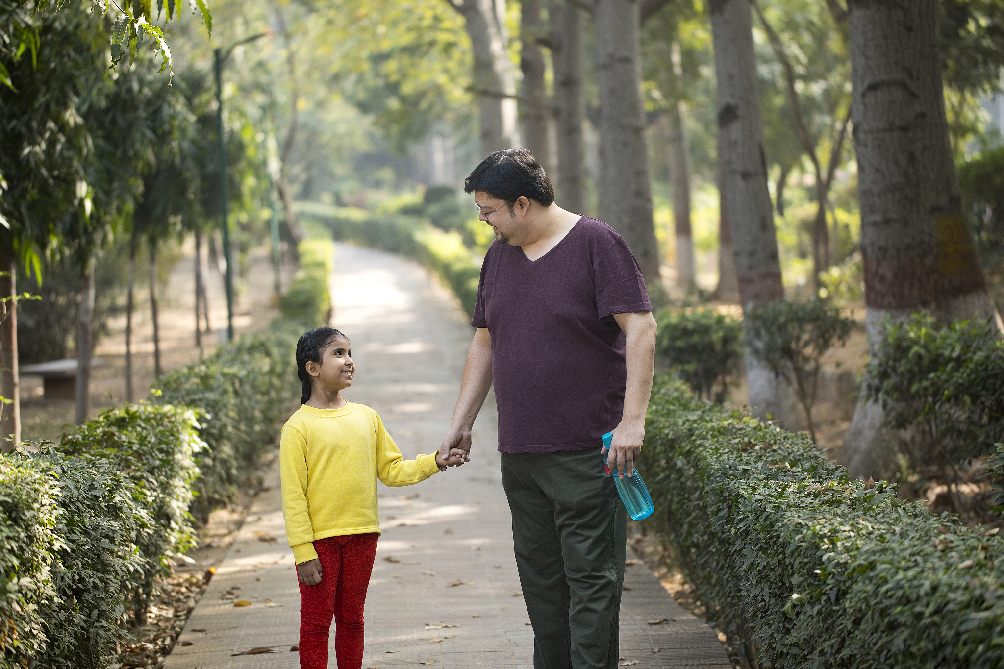 父亲节温馨瞬间：父子公园合影背后的深情