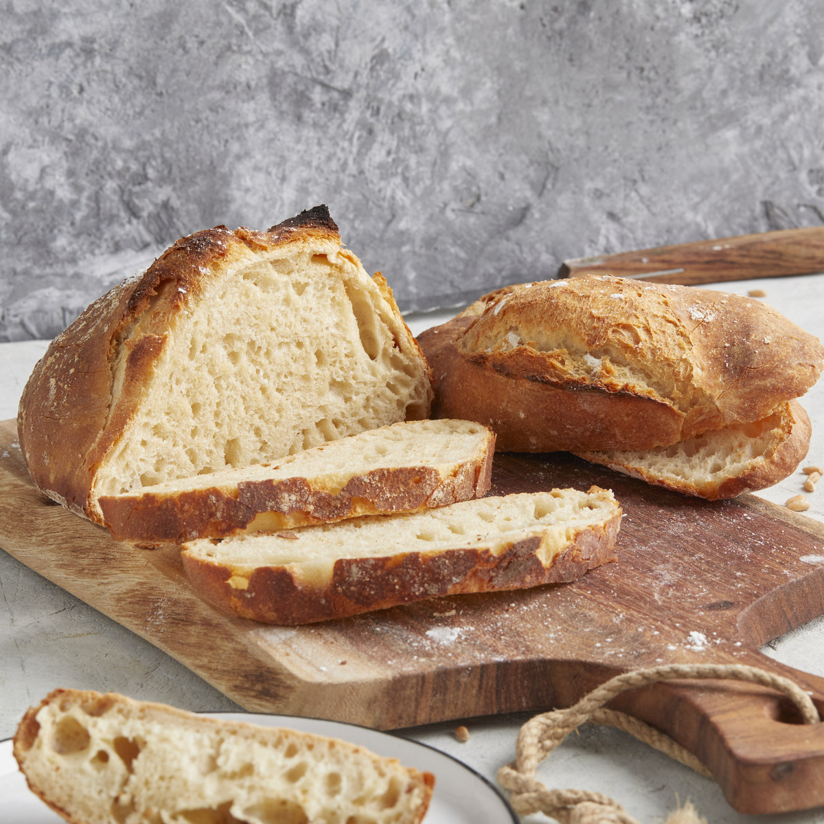 产品：碱水面包风格：轻松诙谐。网络用语必要词：优惠低脂低卡饱腹感字数限制：80