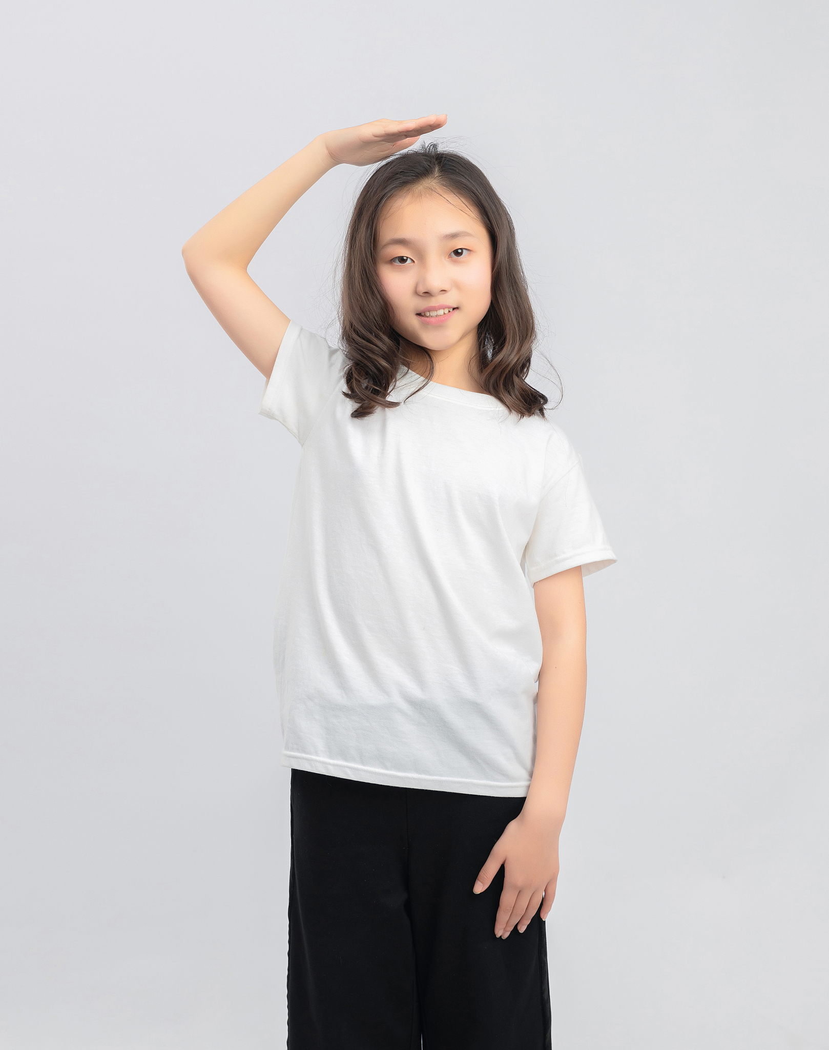 灰色背景里的亚洲小学女生
