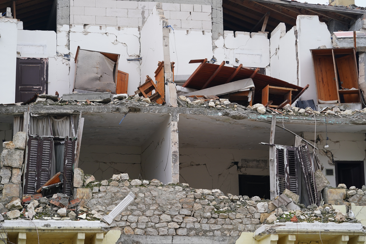 房屋倒塌的人为情况概述