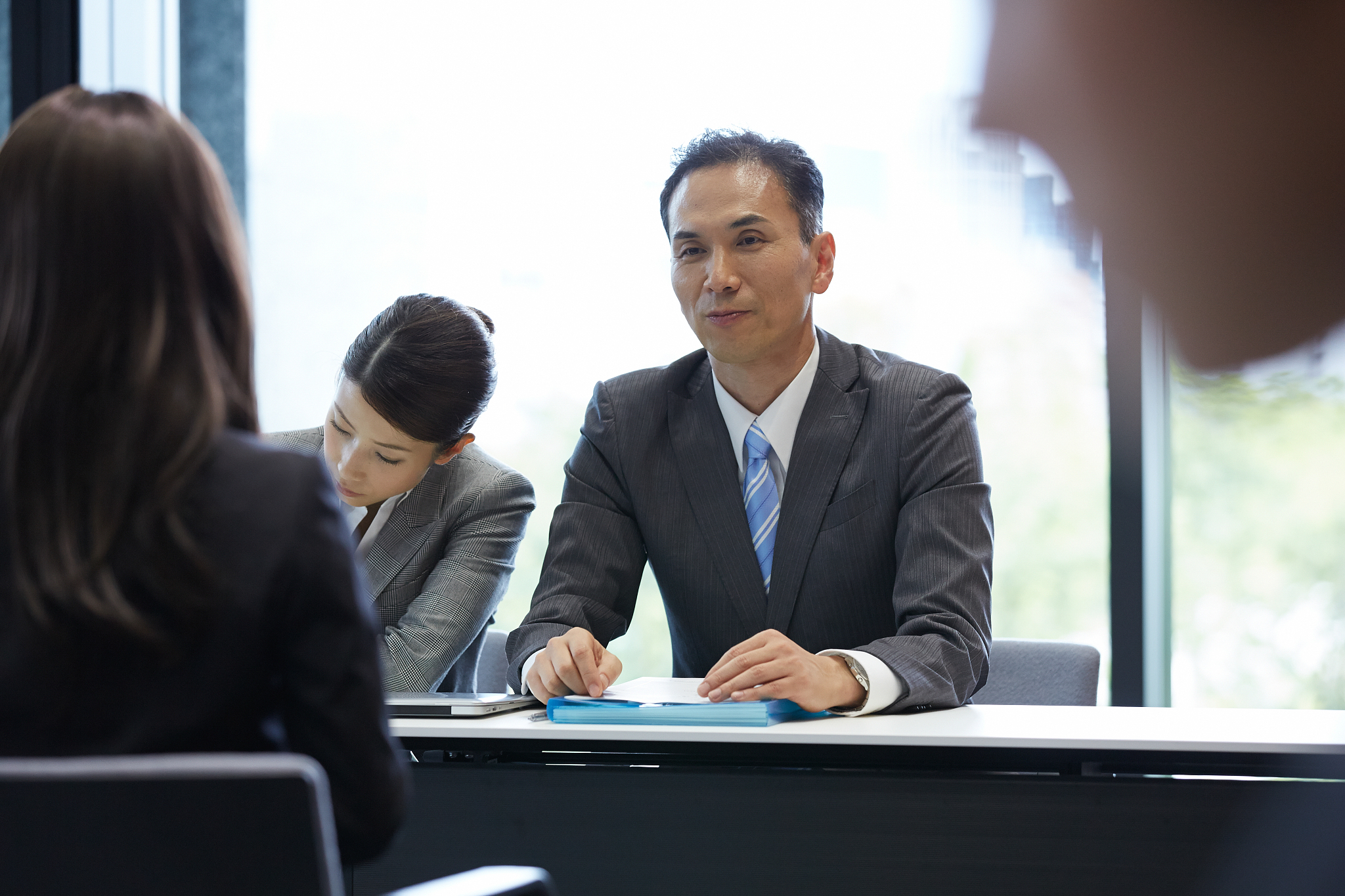 请用行为面试法制作一份适用大学生模拟面试绩效专员的面试问题。