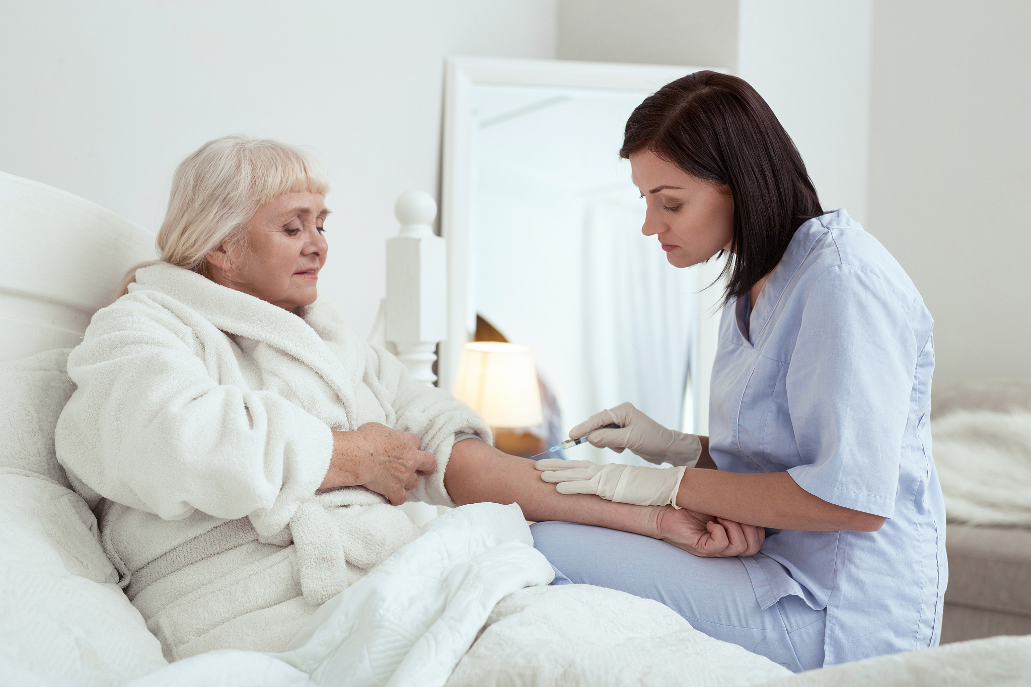 整体护理模式对老年股骨粗隆间骨折手术术前方式、术前准备、术中管理及术后护理的重要意义