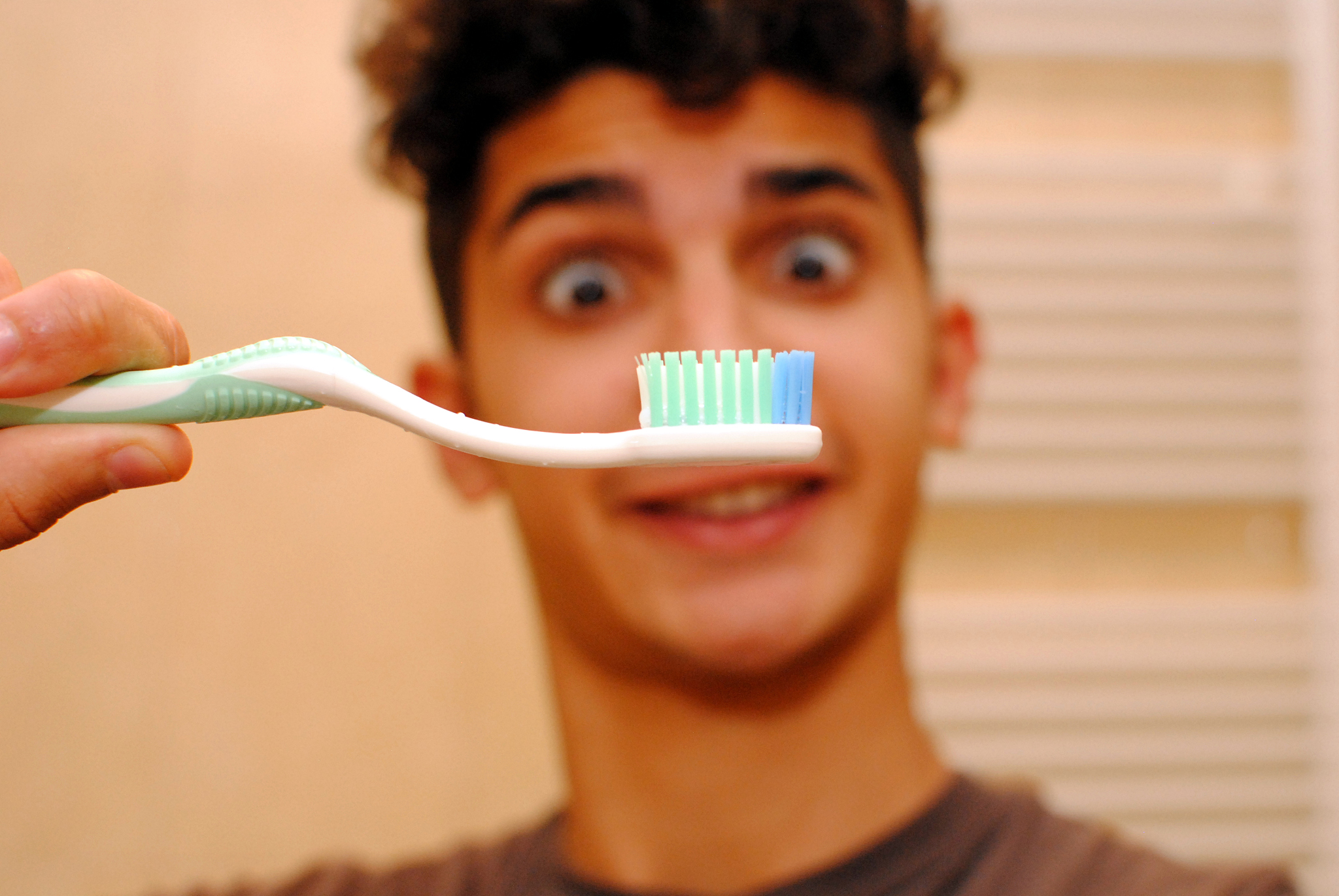 刷牙玩手机，你也是这样吗？幽默风趣的句子