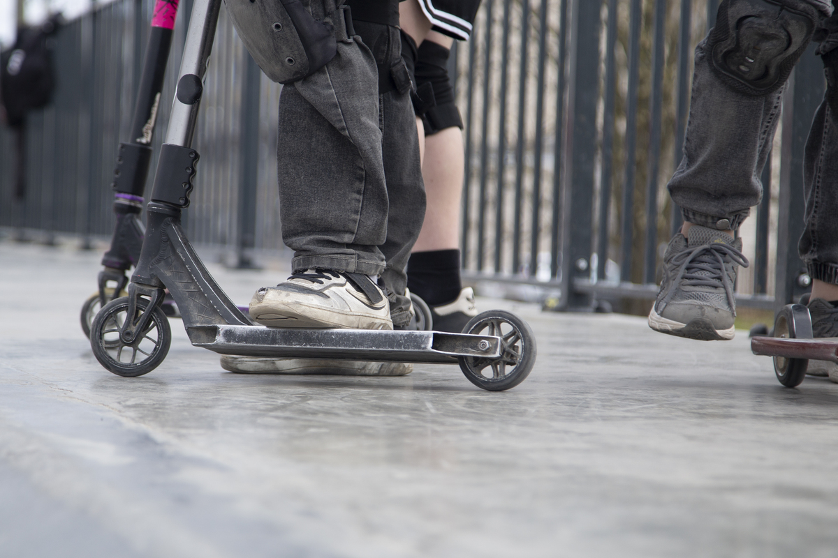 英文翻译：在E RIDE PRO我们是一群越野摩托车爱好者公司拥有20年摩托车行业从业经验。在我们这些外观设计结构3D设计电器工程师VCU和MCU软件工程师BMS工程师的共同努力研发下推出这几款强大的电动越野车车型S SS SR 目前最高车速是96kmh在0-50km中的提速是29秒最轻车型的重量为59kg方便携带我们的产品不仅减少了对化石燃料的依赖还降低了大气污染的程度。产品外观看起来炫酷而且客
