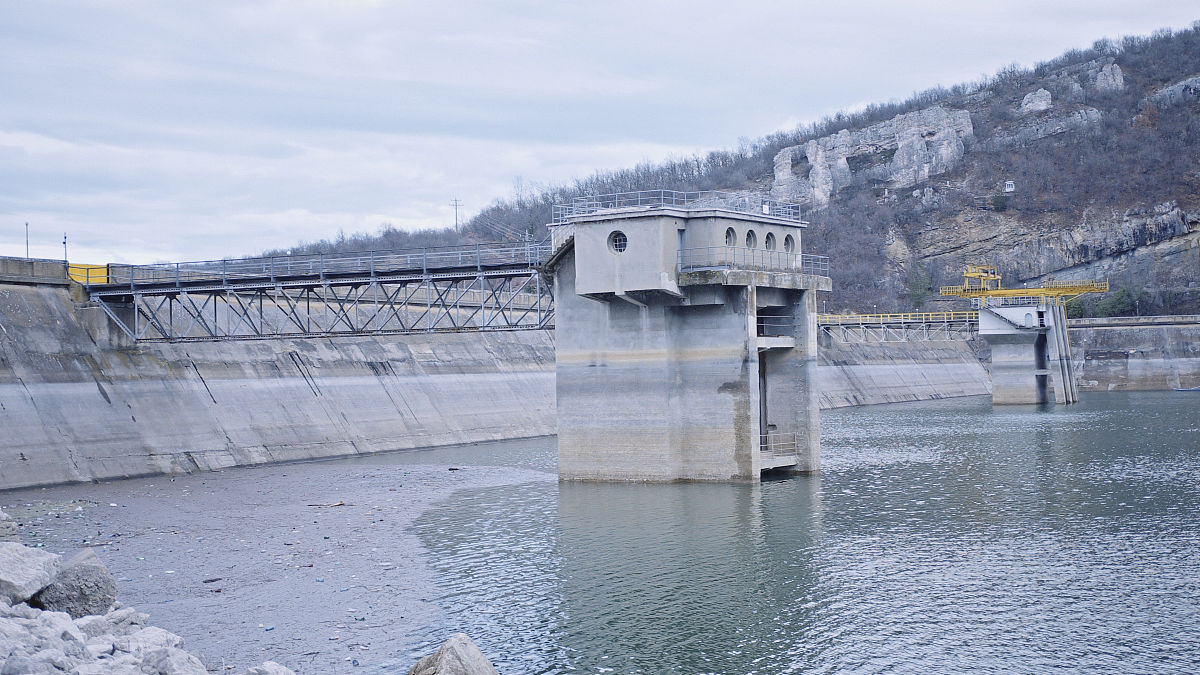 水是我国农业生产和生活中不可或缺的一种资源通过水库的合理配置不断地为我国的工业、农业和生活作出重要的贡献。同时水库在预防洪涝灾害保障人民群众生命财产安全促进国民经济高效运行等方面也具有不可替代的作用。我们国家幅员辽阔河流、湖泊、海洋纵横既是一个农业大国又是一个水利和农业大国。这么多的水怎么才能更好的开发和利用对整个国家的发展都有很大的影响。经过长年累月的艰苦奋斗人们对兴水治水兴的认识取得了明显的成