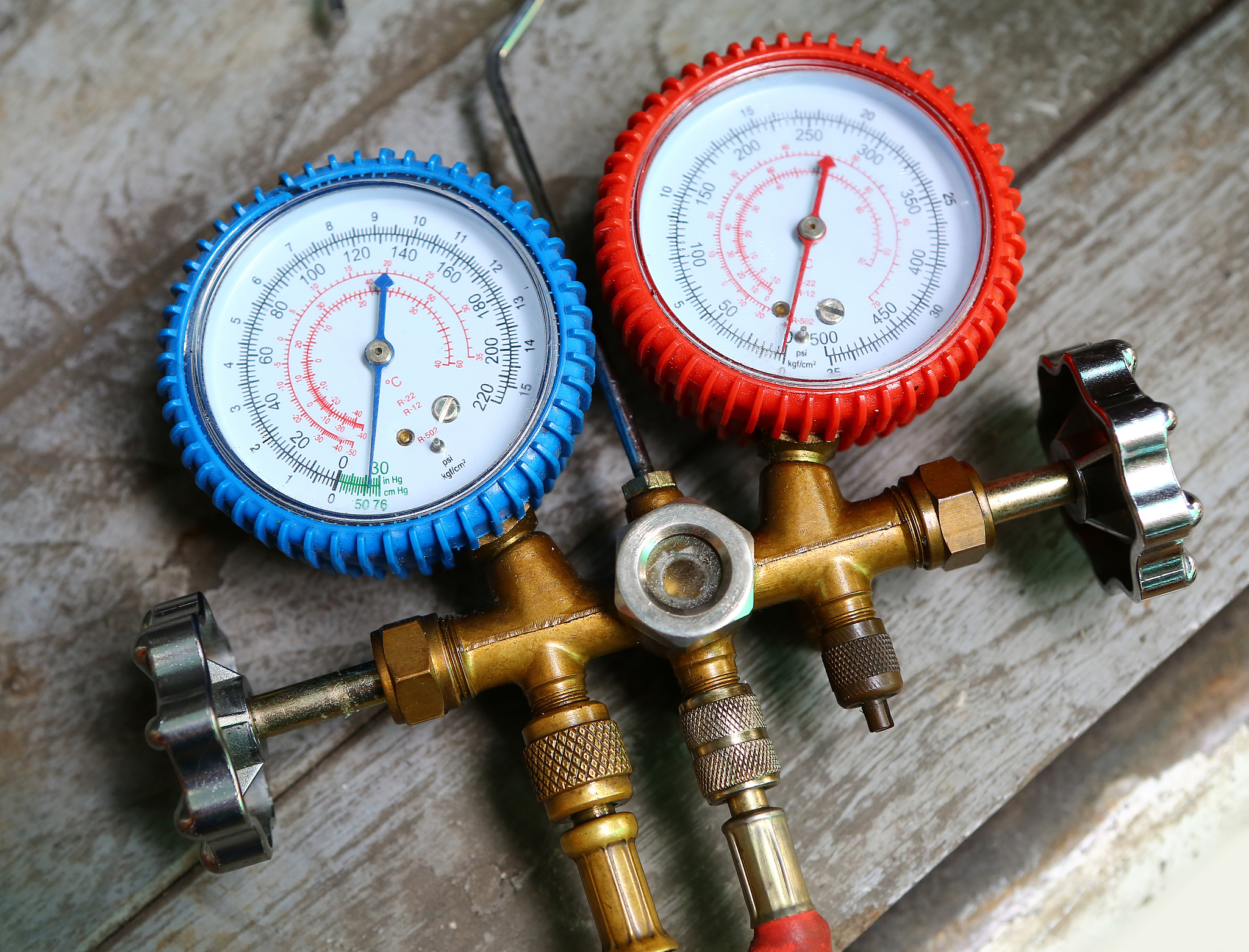 某冷凝器上的真空表读数为750mmHg而大气压力计的读数为761mmHg试求冷凝器的压力为多少pa写出解题过程