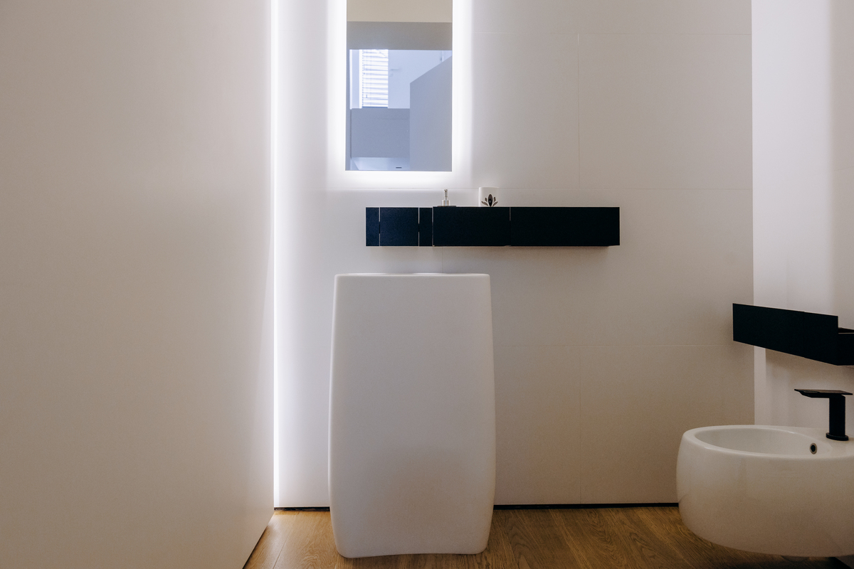 LED Bathroom Mirror: Modern, Bright, & Functional - Shop Now