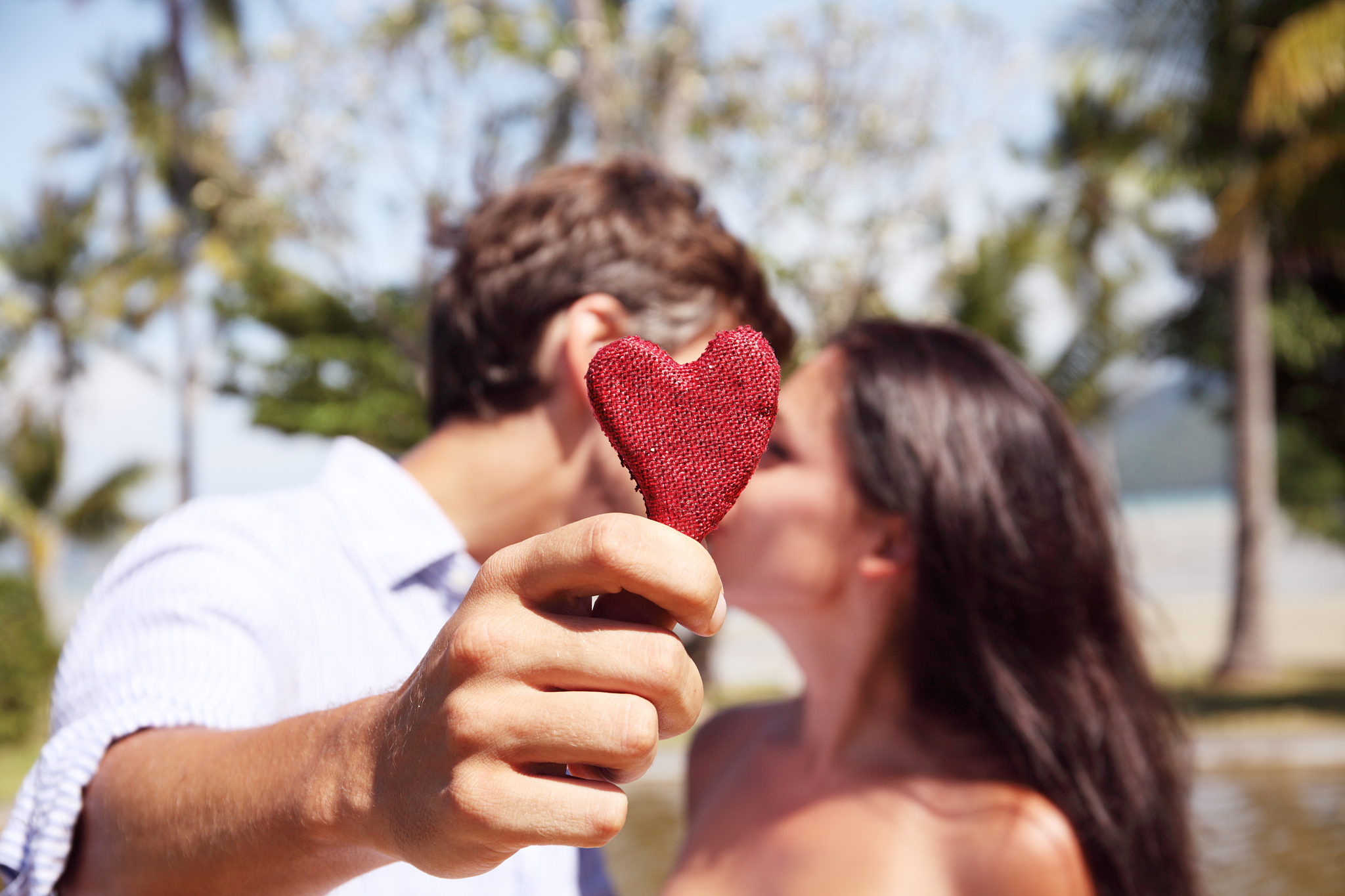 couple kissing