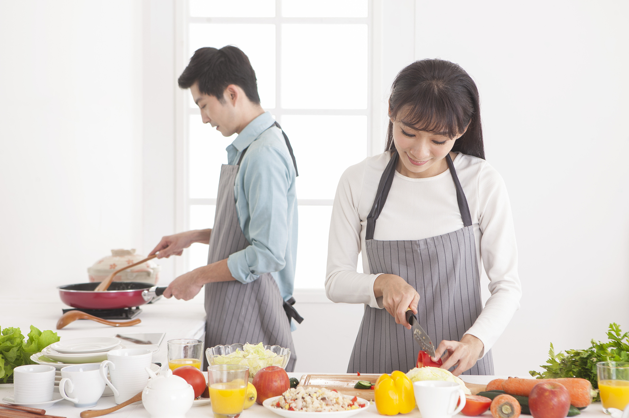 怎样与一个初为人妻的女子探讨厨艺及她丈夫的事业？