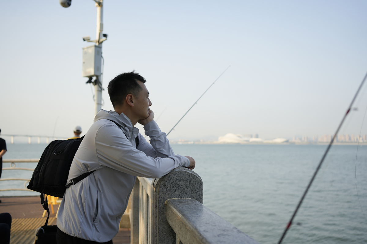 轮船甲板上的垂钓者：男人与大海的精彩对决