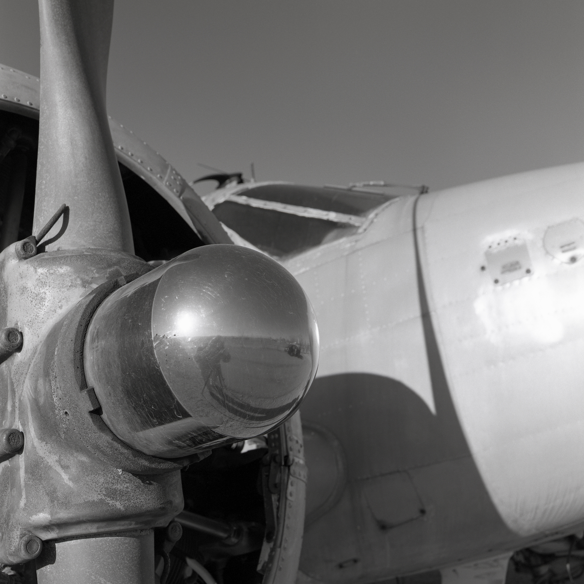 现代民用飞机雷达罩雷暴损伤修复指南：步骤、材料和预防措施