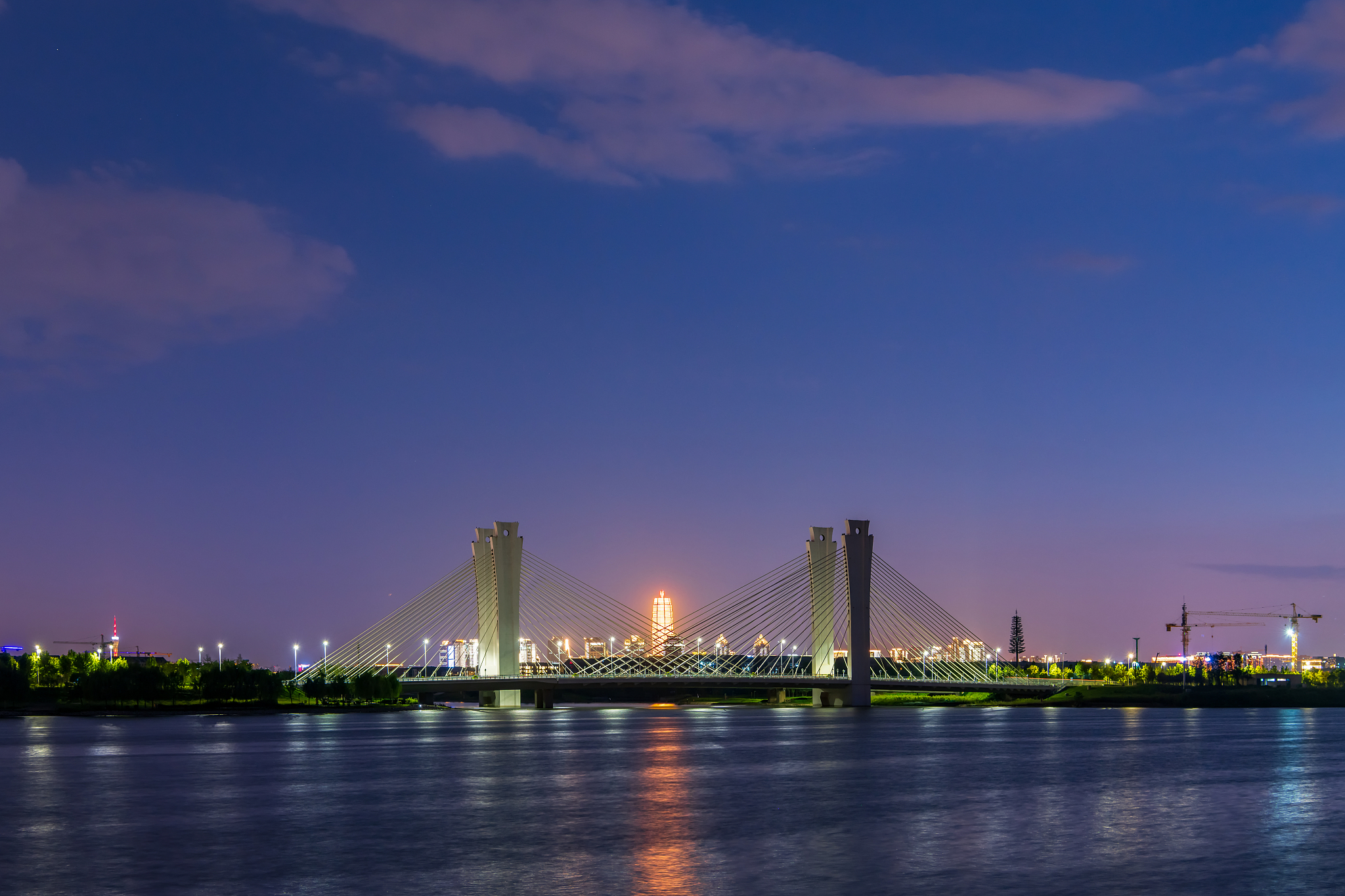 郑州北龙湖斜拉桥城市天际线夜景<strong>高清</strong>图
