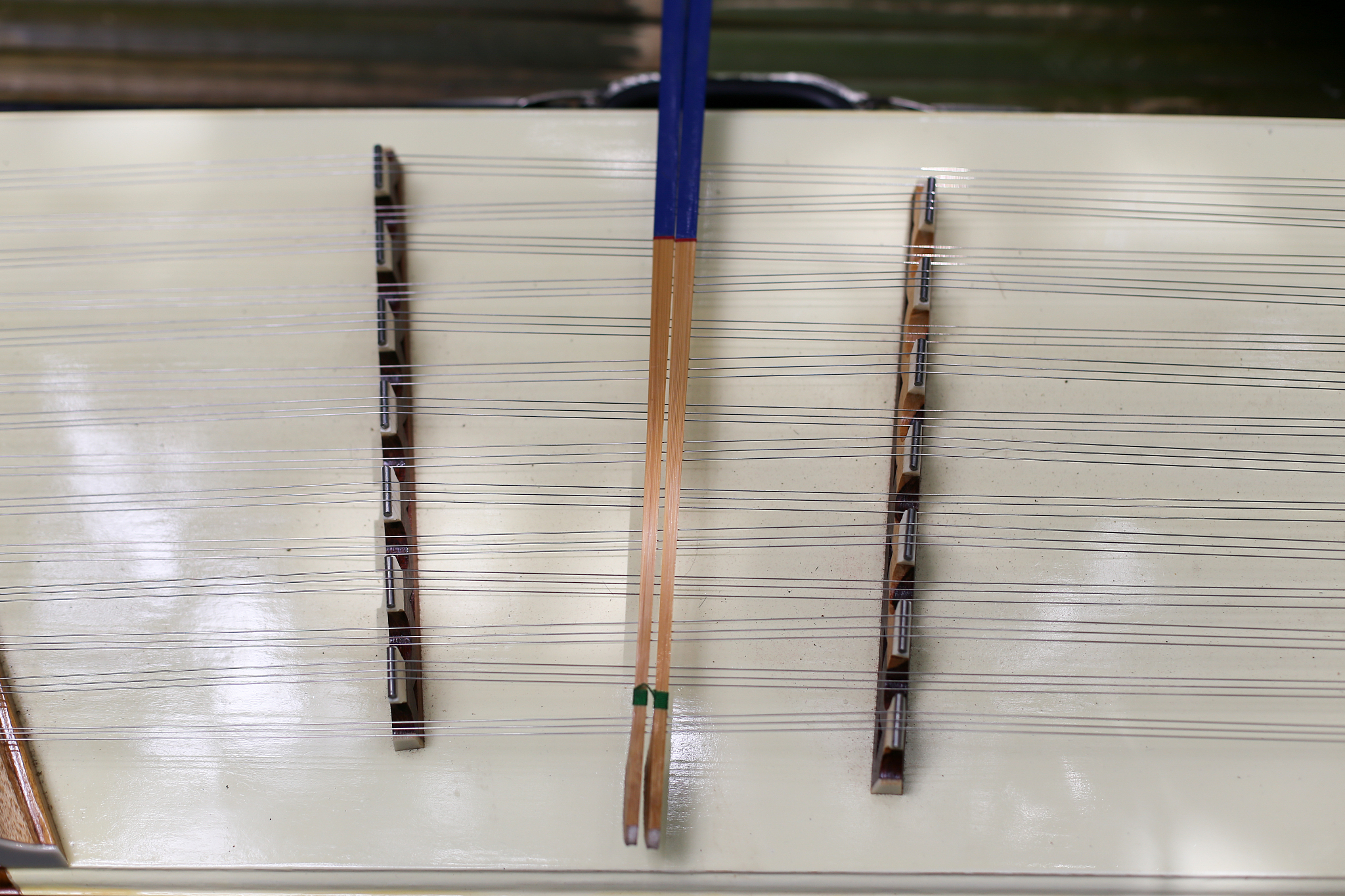 弓拨弦与弓拉弦的区别