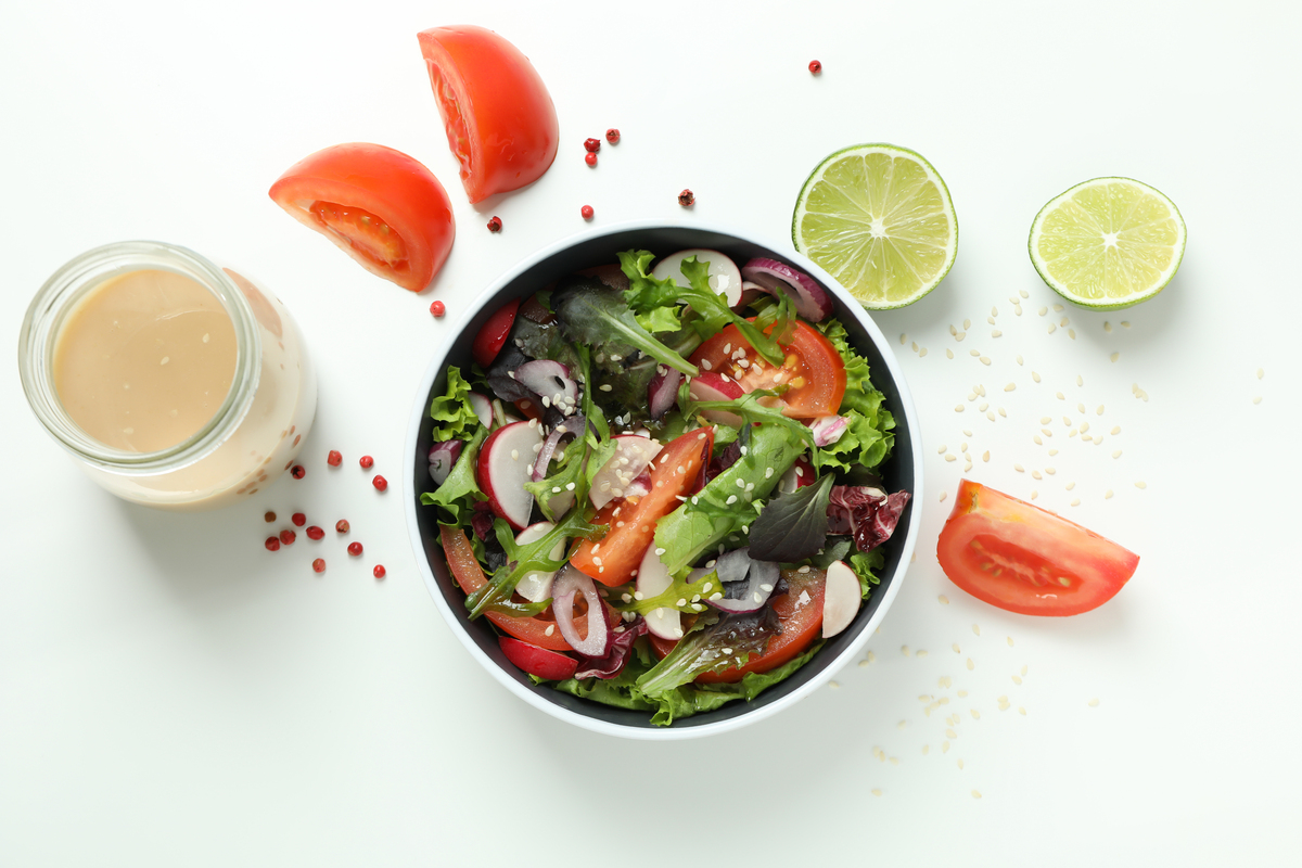 请根据以下模板写一份相似的文案使其更有画面感更加诱惑力文字数量大致相同我家媳妇的晚餐换成了这个好吃又美味的低卡捞汁真的超好吃简直是夏日里的一道清爽美味！准备一个饭盒放入你媳妇爱吃的黄瓜条金针菇虾仁和鸡蛋作为蛋白质蔬菜有胡萝卜和小番茄66粒玉米还有你喜欢的配菜碗里先倒半碗水灵魂就是这个凉拌汁让这道菜更加清爽和健康这份美味让你想吃上整个夏天！