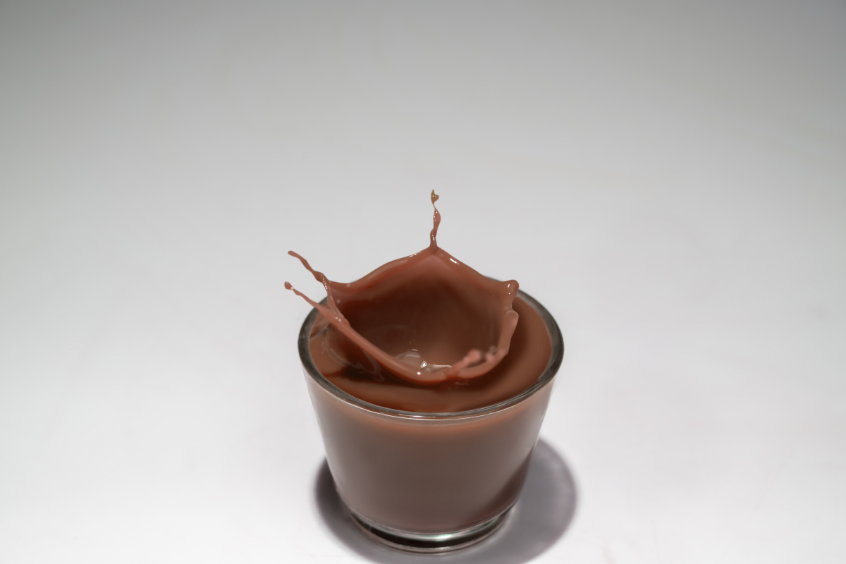 放松的巧克力牛奶