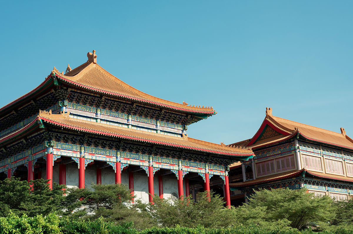 中国的寺庙屋顶和春节的蓝天白云
